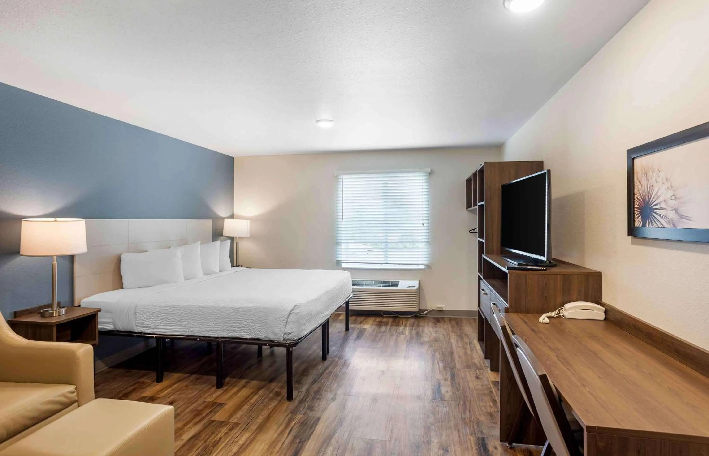 Bedroom, Bed in Extended Stay America Suites - Philadelphia - Plymouth Meeting - West