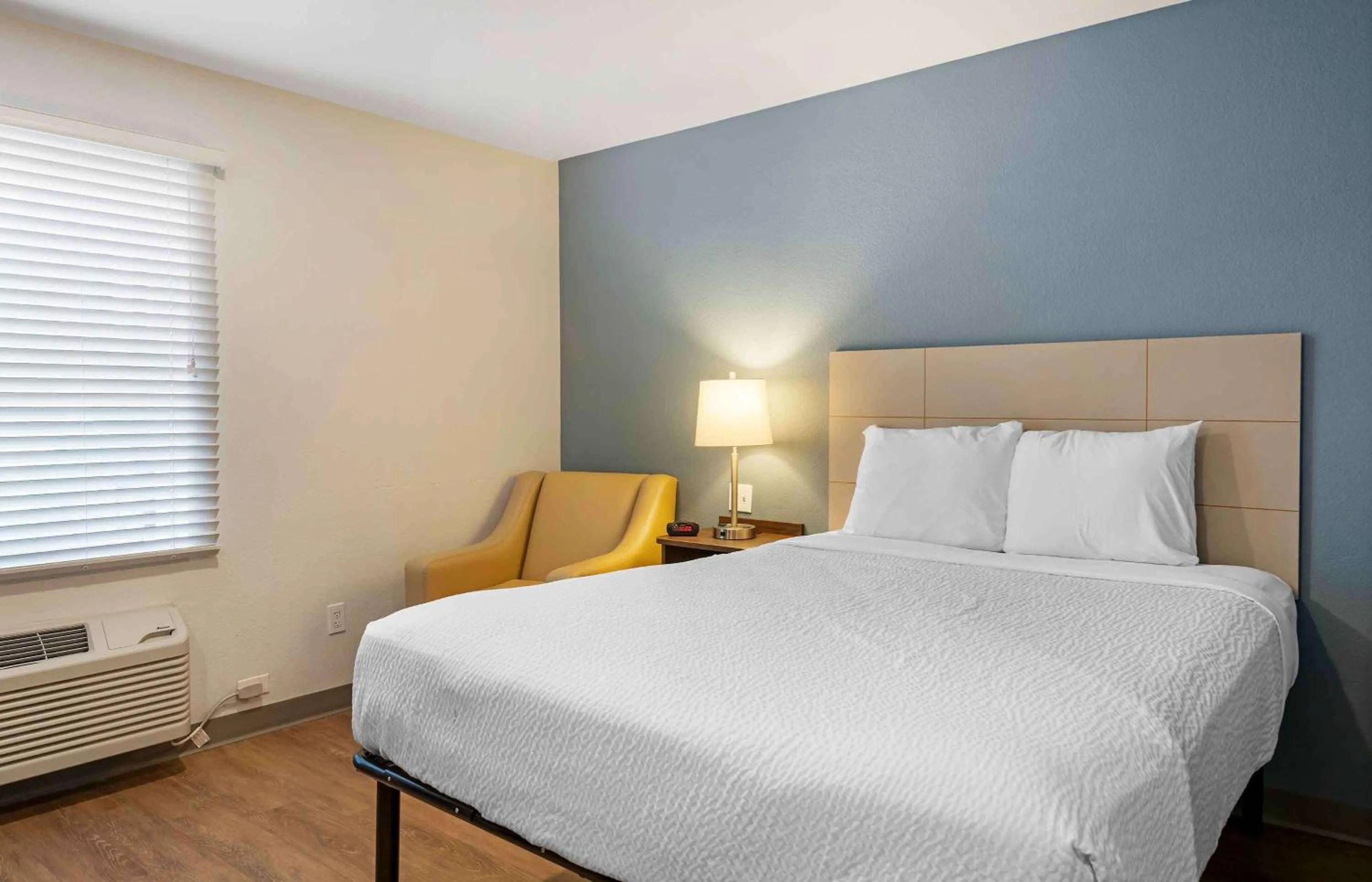 Bedroom, Bed in Extended Stay America Suites - Norco