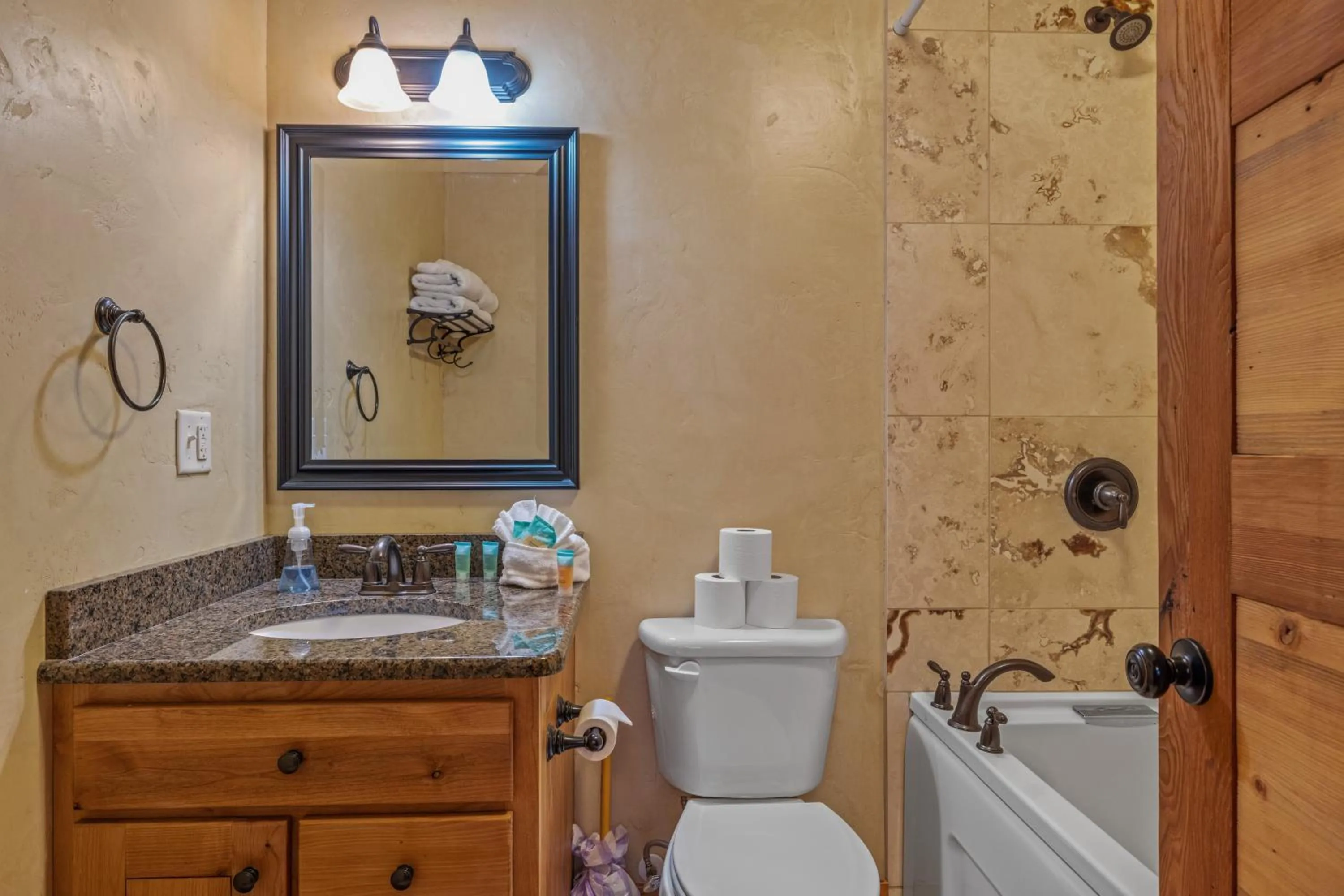 Liberty Lodge by KABINO Hot Tub Air Hockey 3 Living Rooms 7 bedrooms Boat Launch Reservoir ATV Snowmobile Trails WiFi