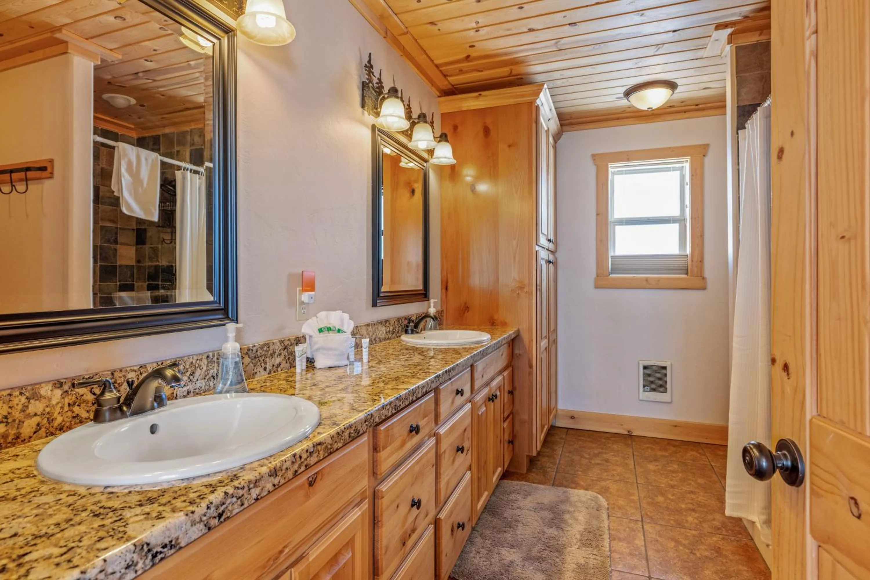 Liberty Lodge by KABINO Hot Tub Air Hockey 3 Living Rooms 7 bedrooms Boat Launch Reservoir ATV Snowmobile Trails WiFi