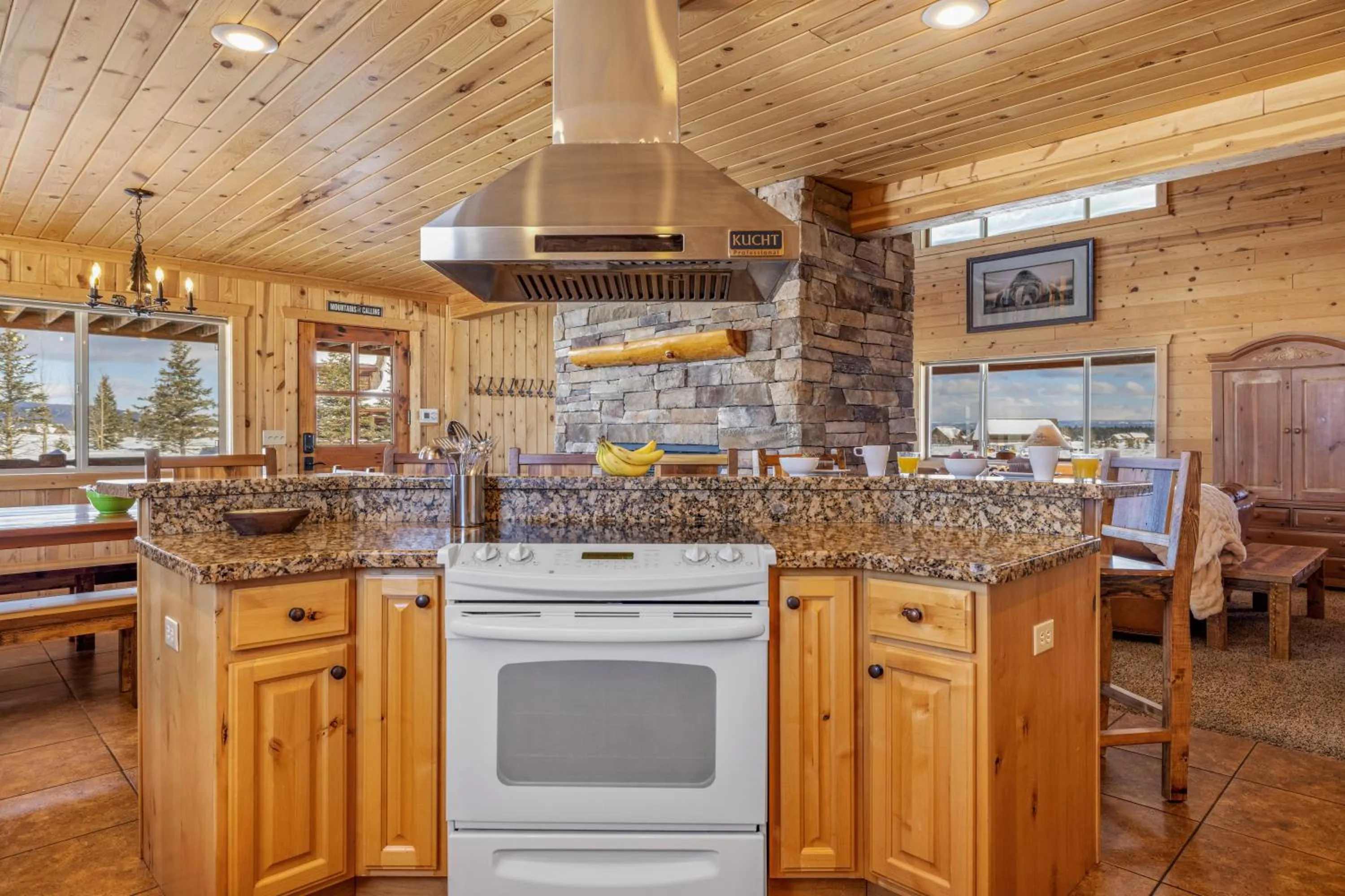 Liberty Lodge by KABINO Hot Tub Air Hockey 3 Living Rooms 7 bedrooms Boat Launch Reservoir ATV Snowmobile Trails WiFi