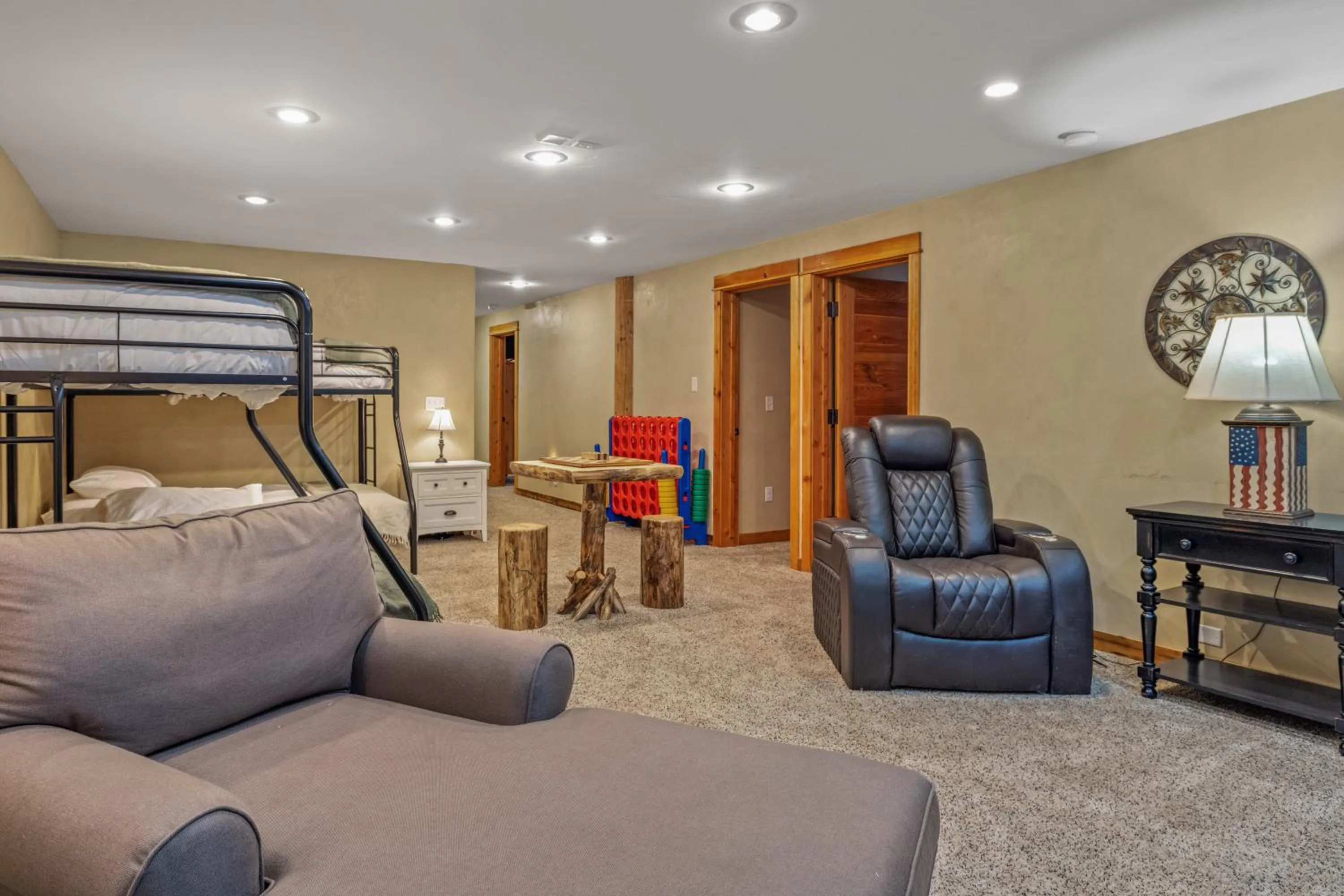 Liberty Lodge by KABINO Hot Tub Air Hockey 3 Living Rooms 7 bedrooms Boat Launch Reservoir ATV Snowmobile Trails WiFi