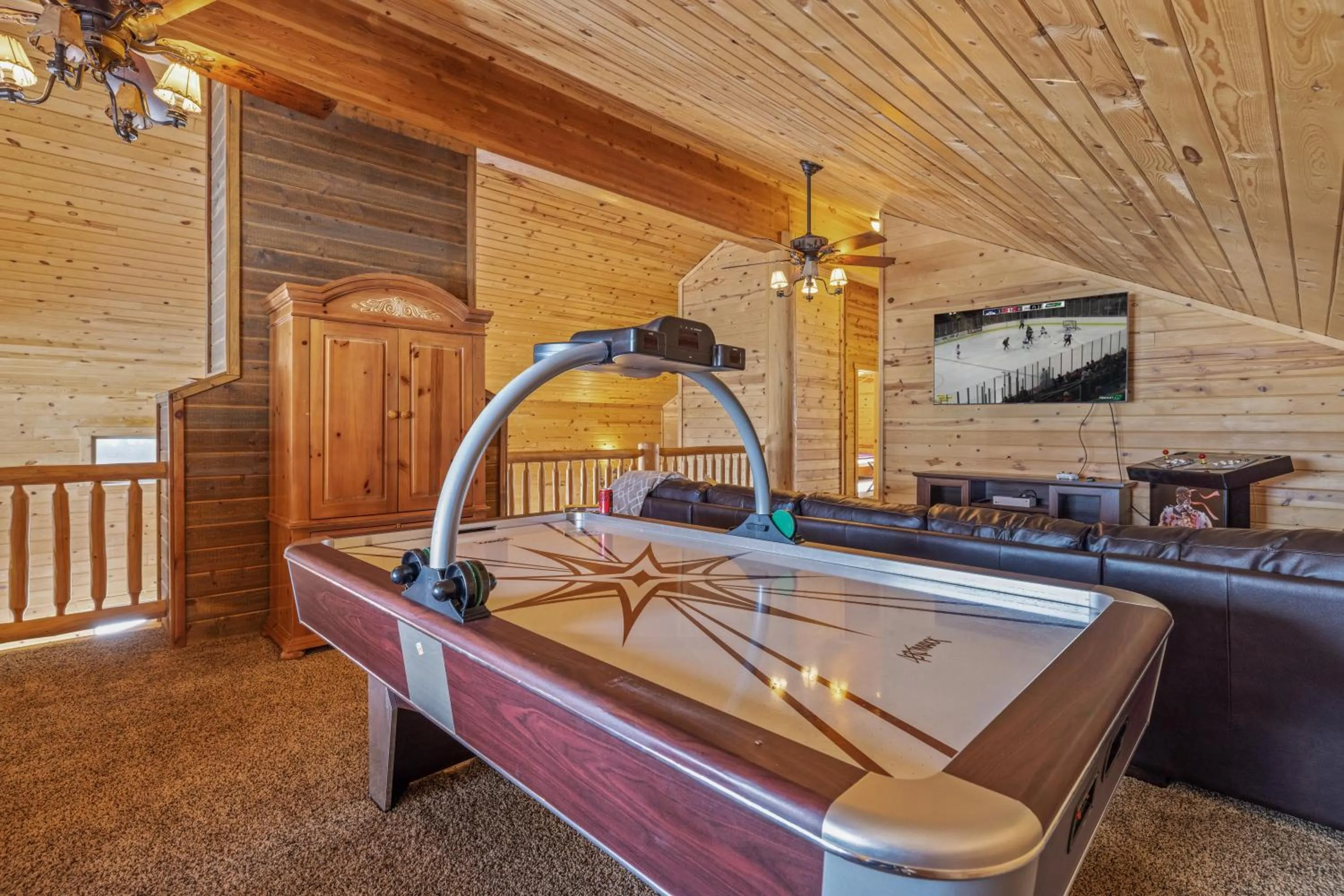 Liberty Lodge by KABINO Hot Tub Air Hockey 3 Living Rooms 7 bedrooms Boat Launch Reservoir ATV Snowmobile Trails WiFi