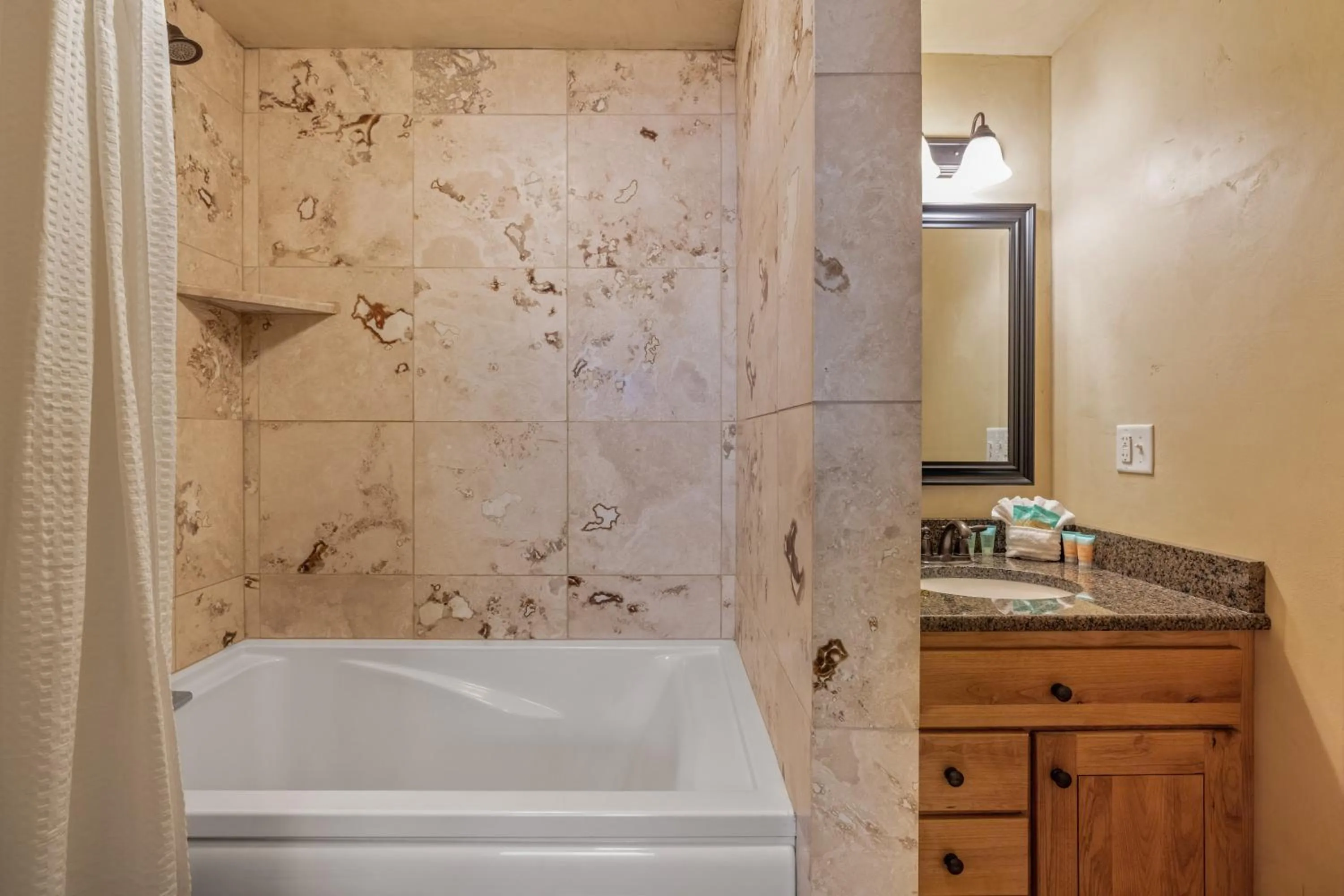 Liberty Lodge by KABINO Hot Tub Air Hockey 3 Living Rooms 7 bedrooms Boat Launch Reservoir ATV Snowmobile Trails WiFi