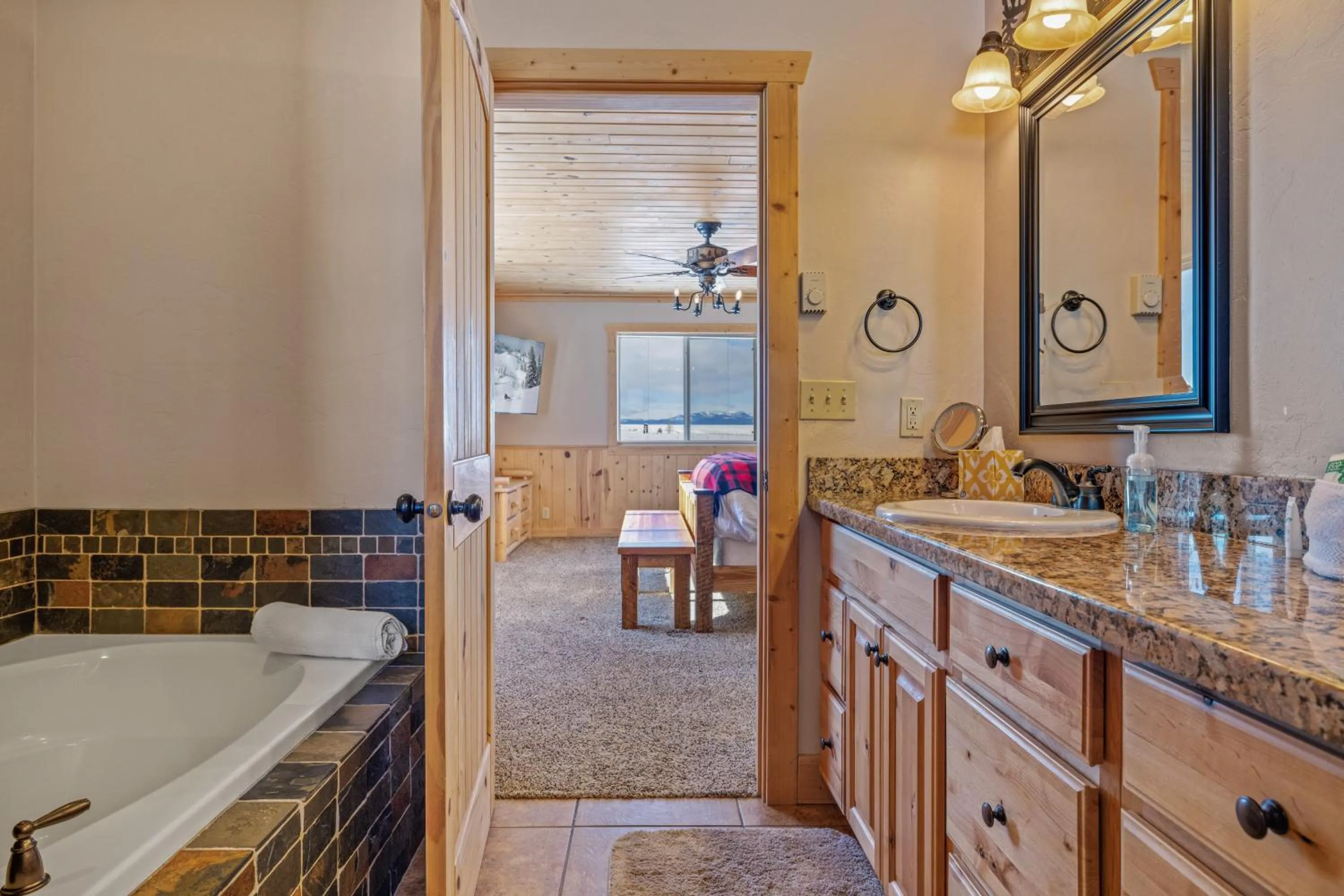 Liberty Lodge by KABINO Hot Tub Air Hockey 3 Living Rooms 7 bedrooms Boat Launch Reservoir ATV Snowmobile Trails WiFi