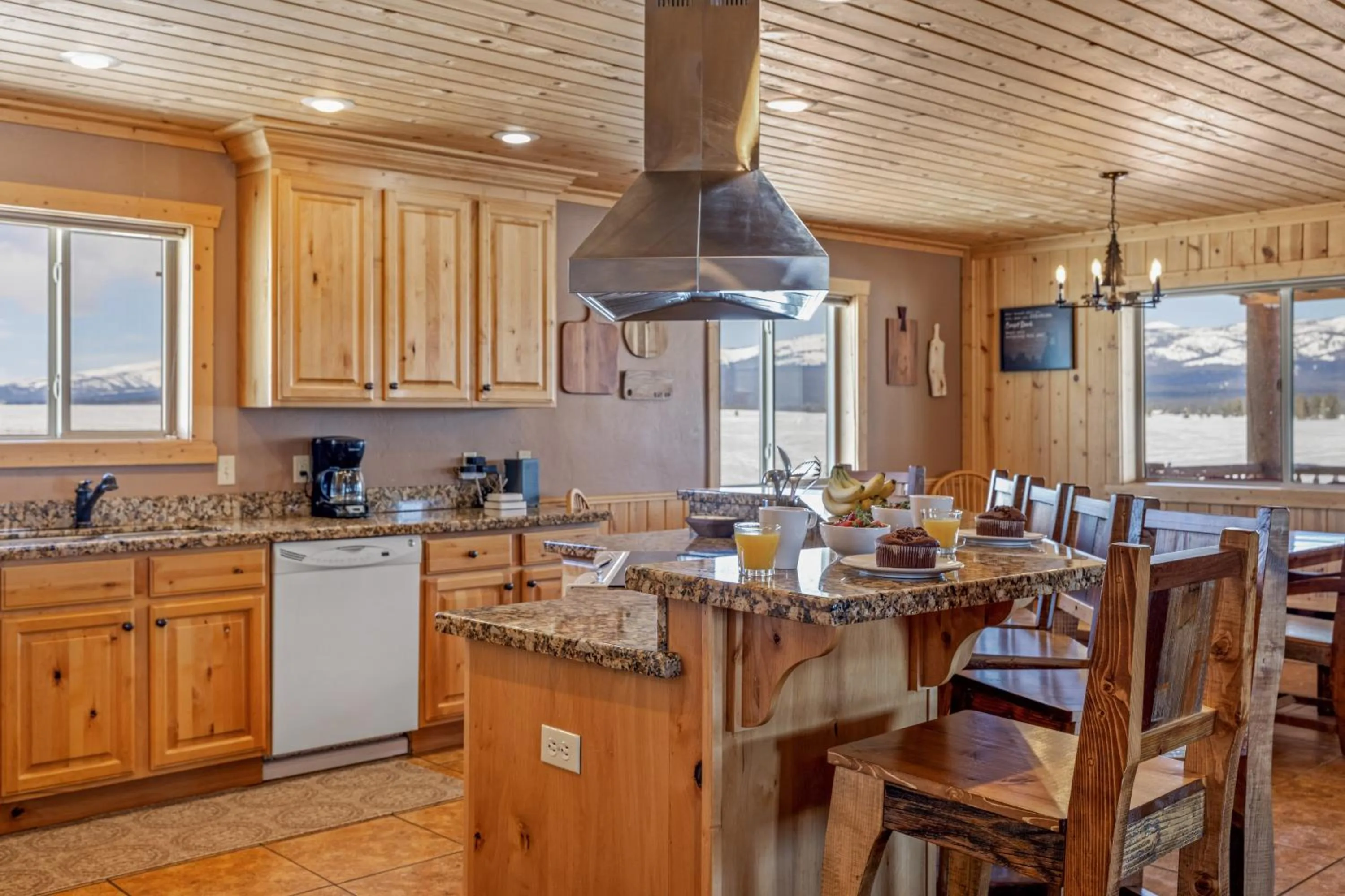 Liberty Lodge by KABINO Hot Tub Air Hockey 3 Living Rooms 7 bedrooms Boat Launch Reservoir ATV Snowmobile Trails WiFi