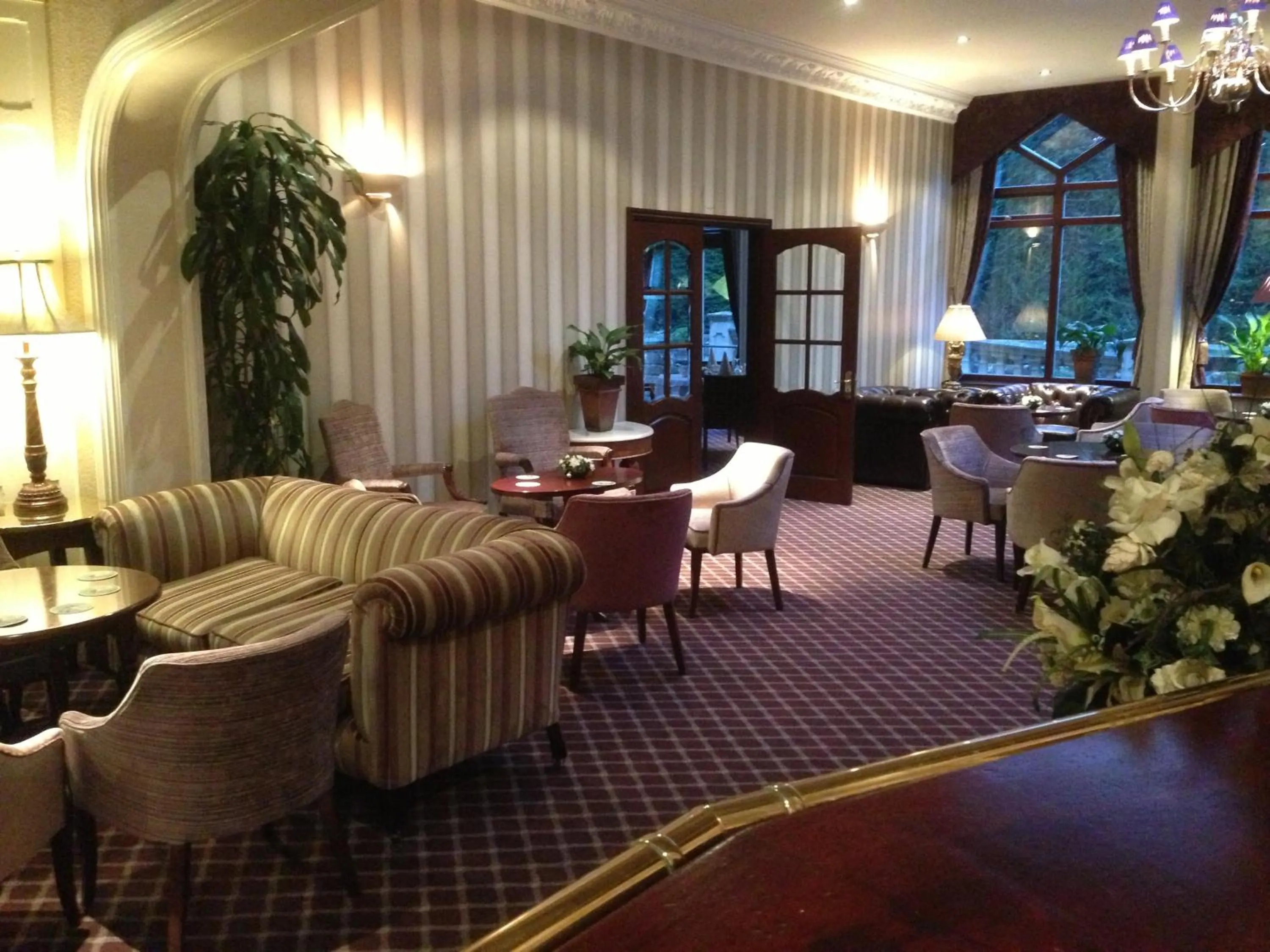 Communal lounge/ TV room in Oakwood Hall Hotel