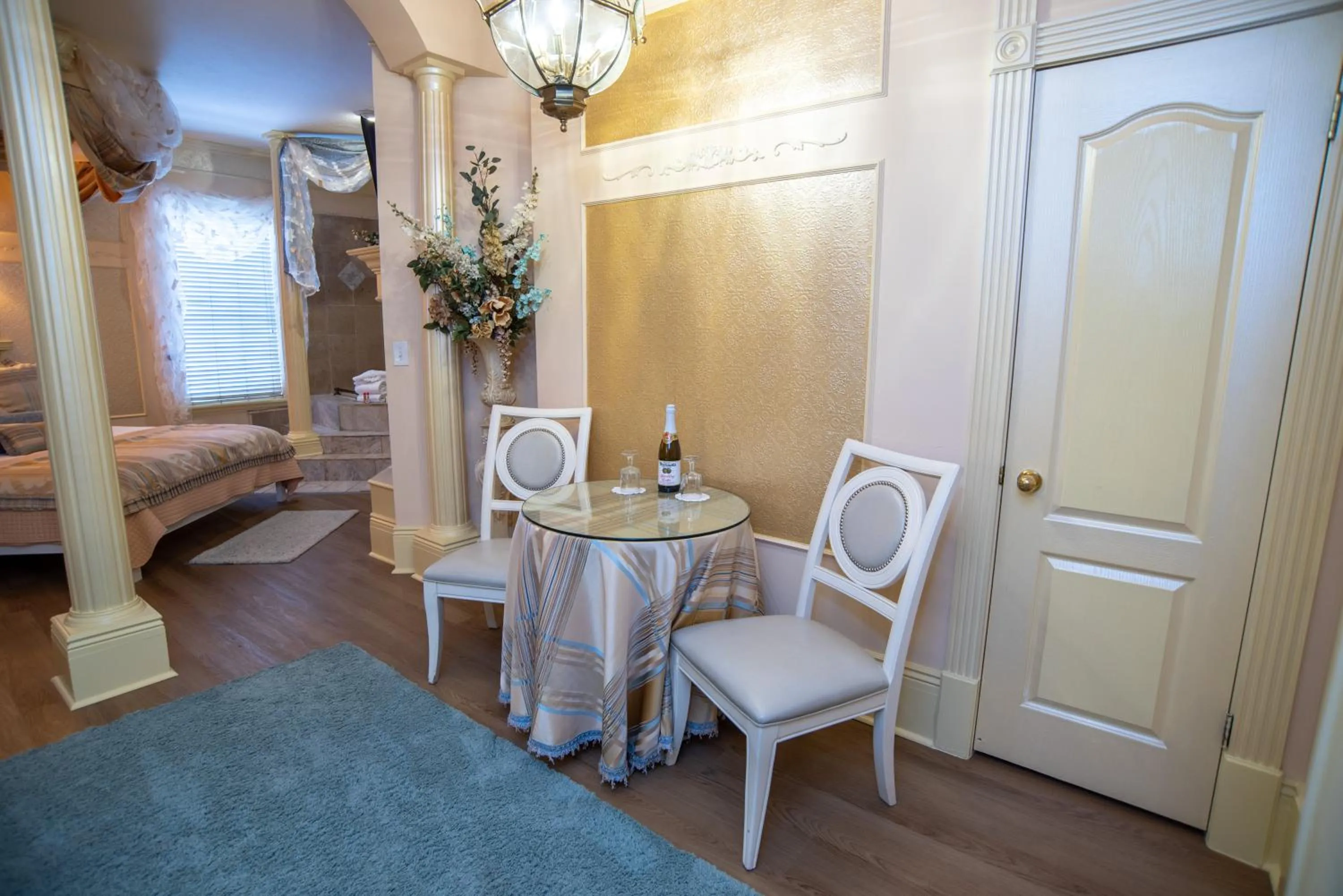 Seating area, Bed in The Anniversary Inn - Fifth South