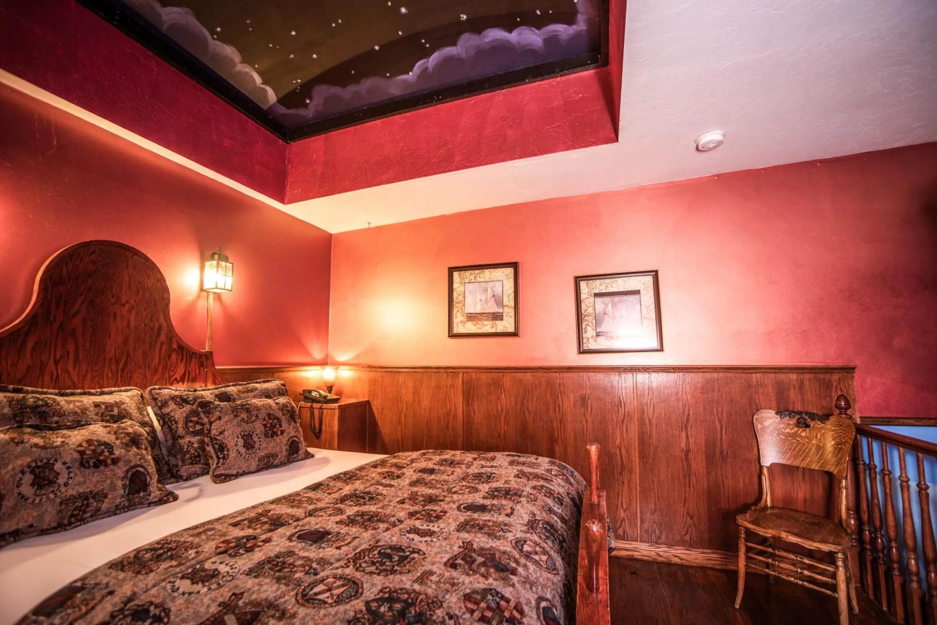 Bedroom, Bed in The Anniversary Inn - Fifth South