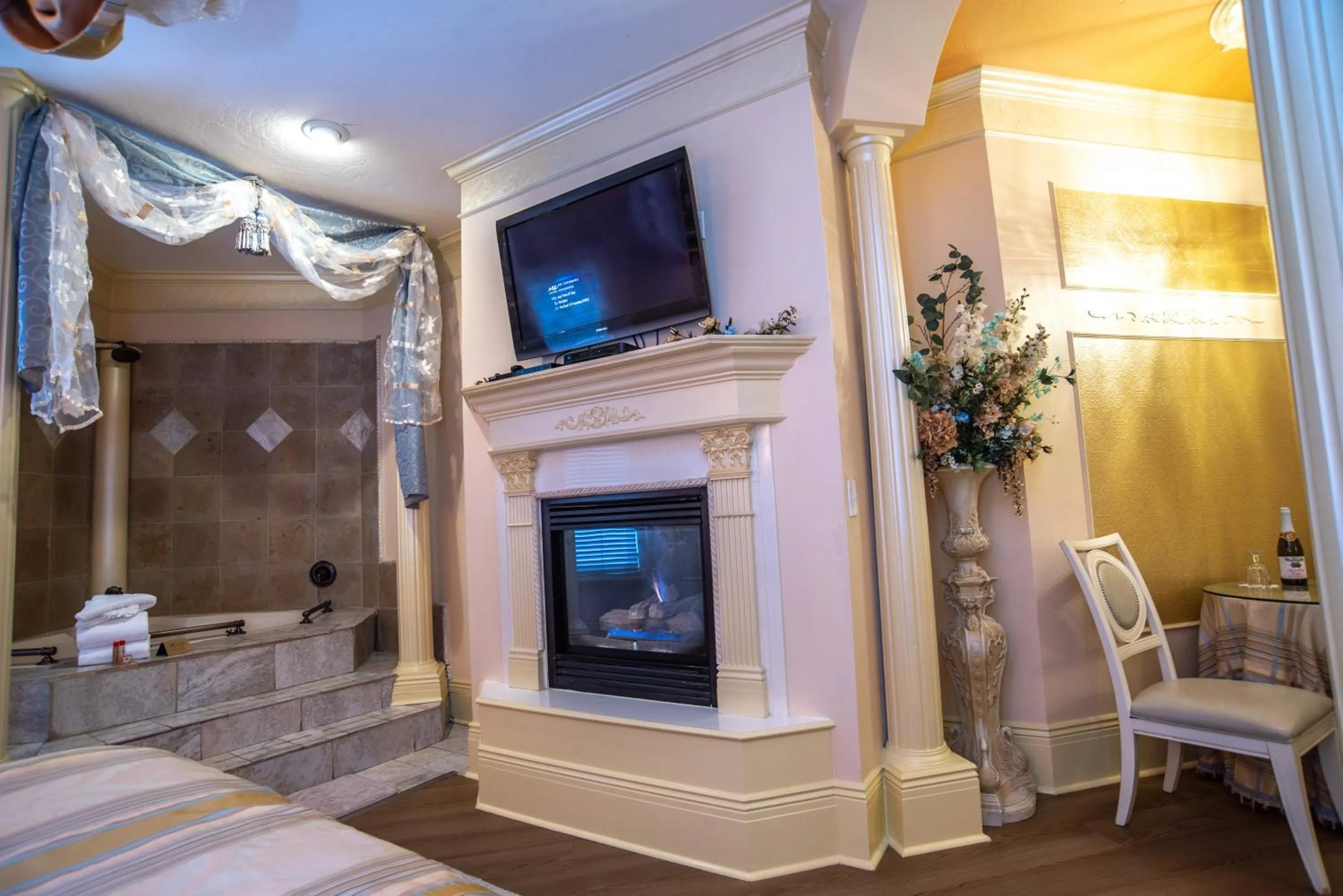 TV and multimedia, Bed in The Anniversary Inn - Fifth South