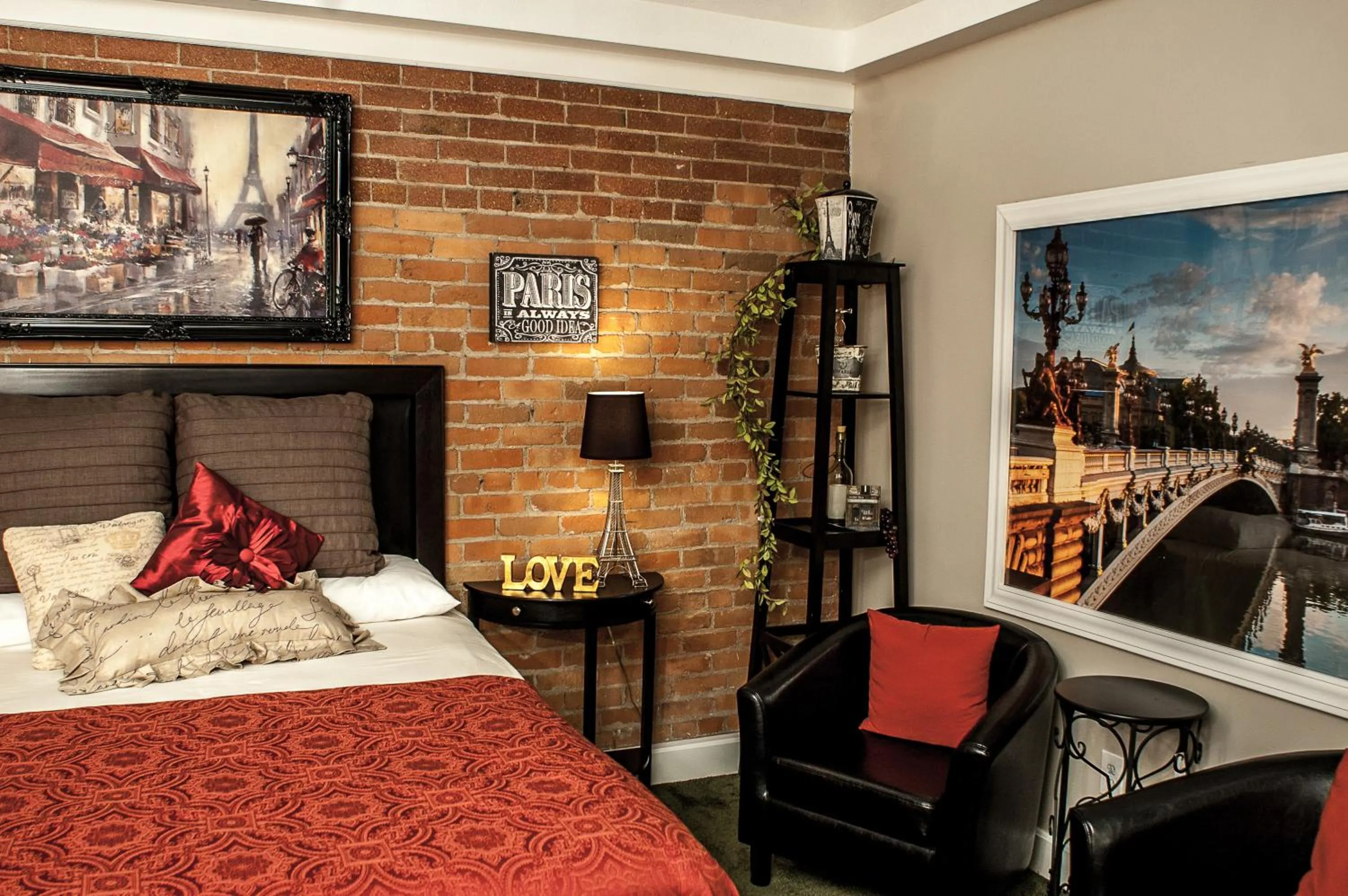 Bedroom, Bed in The Anniversary Inn - Fifth South