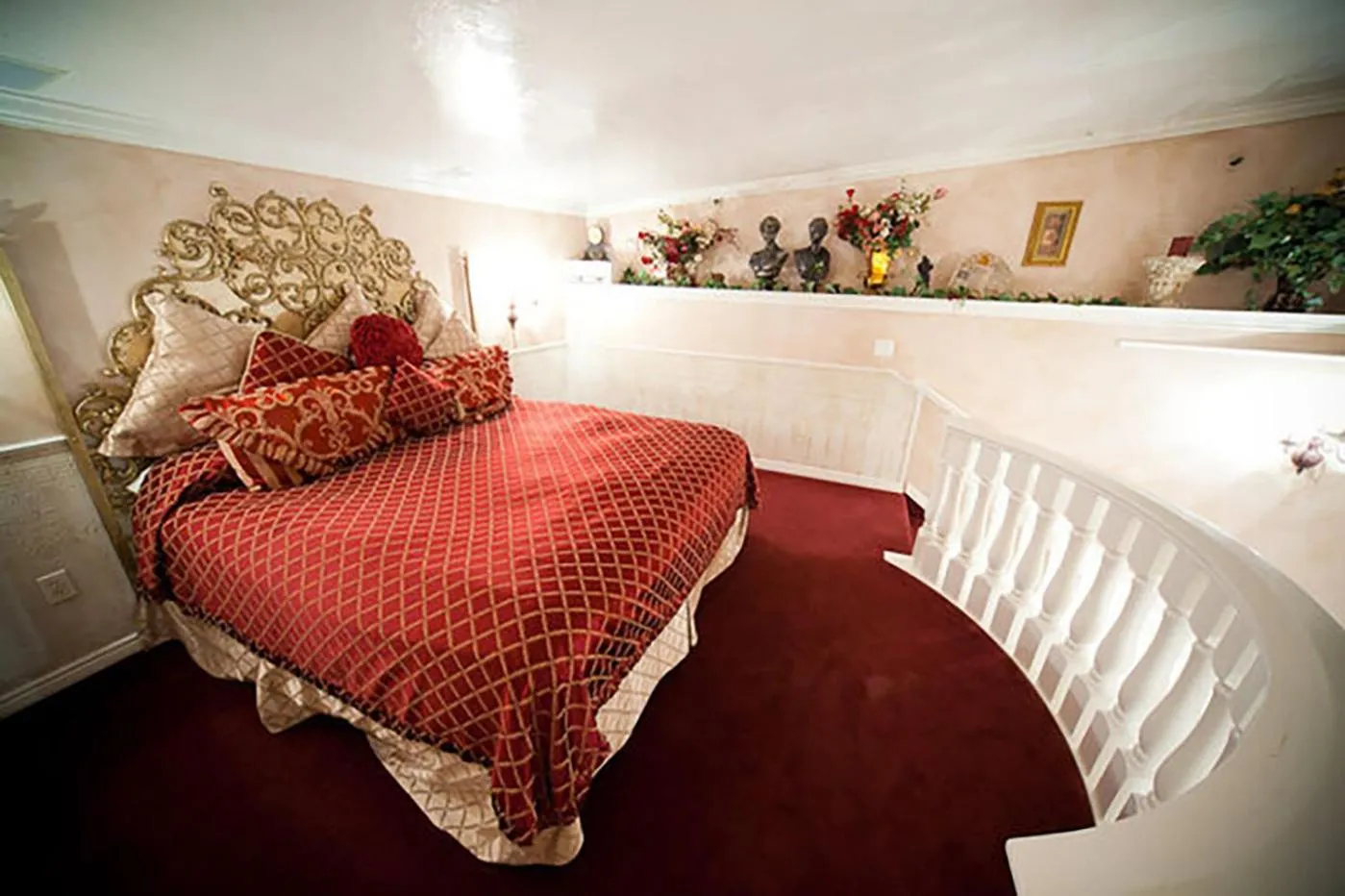 Photo of the whole room, Bed in The Anniversary Inn - Fifth South