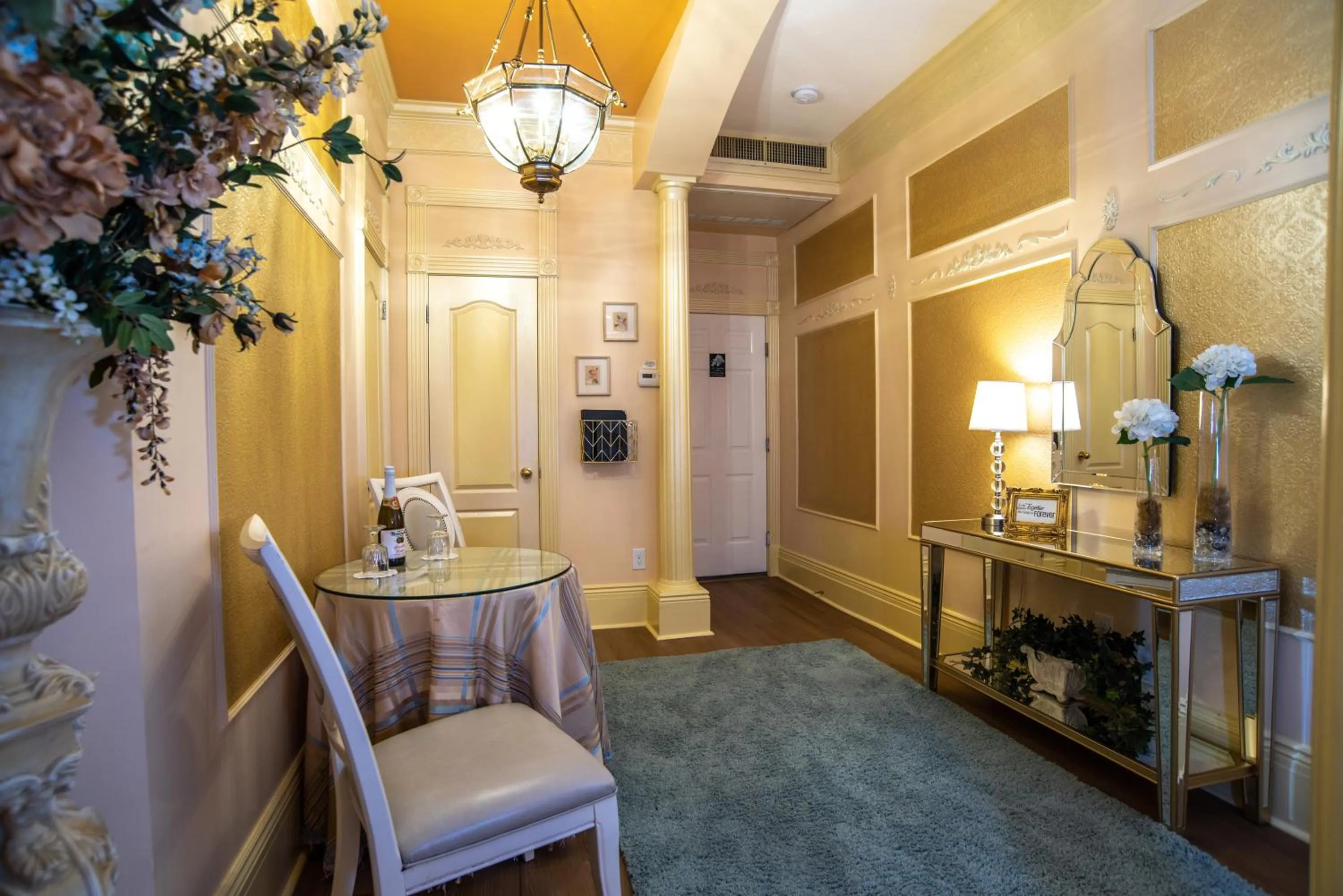 Seating area in The Anniversary Inn - Fifth South