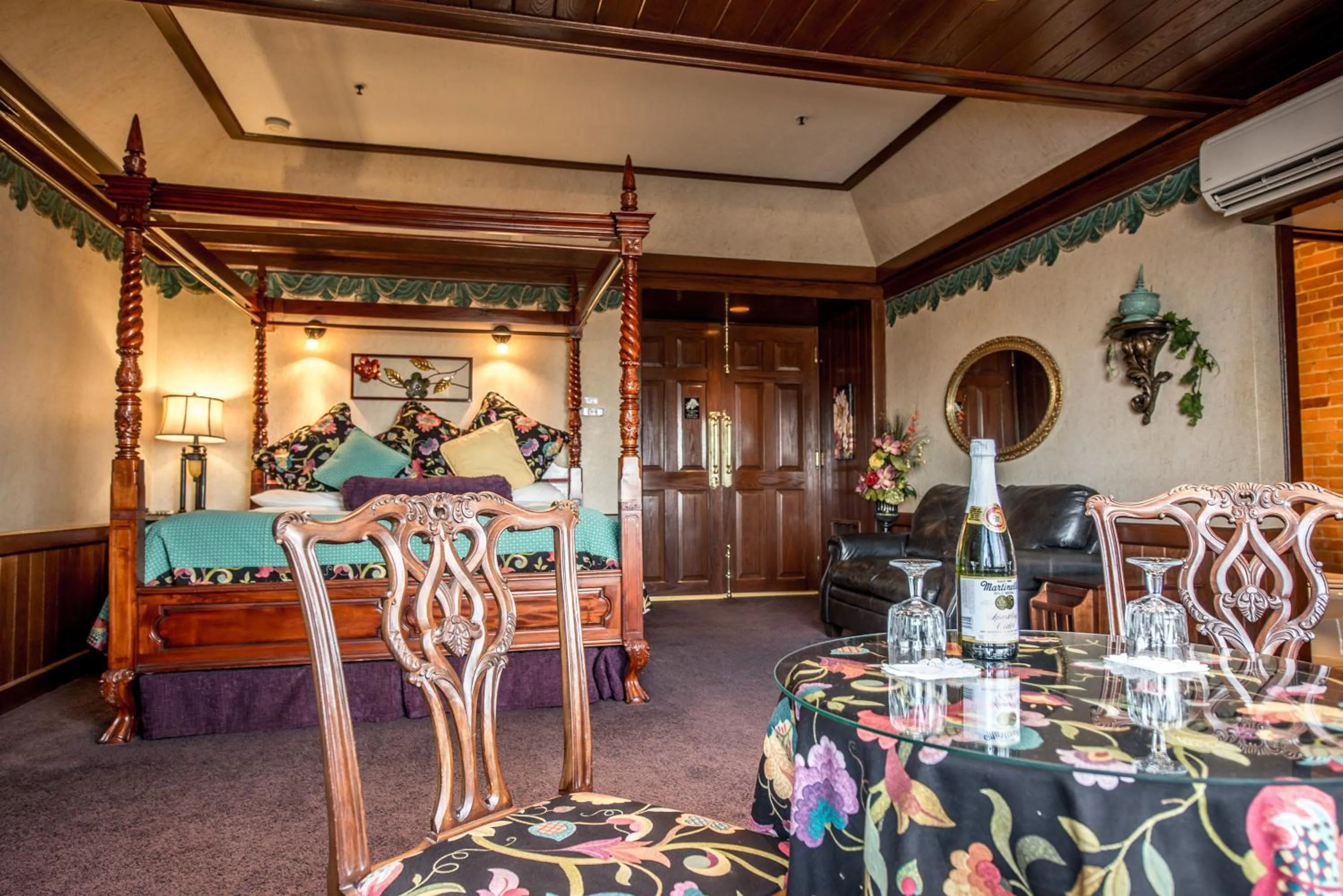 Seating area in The Anniversary Inn - Fifth South