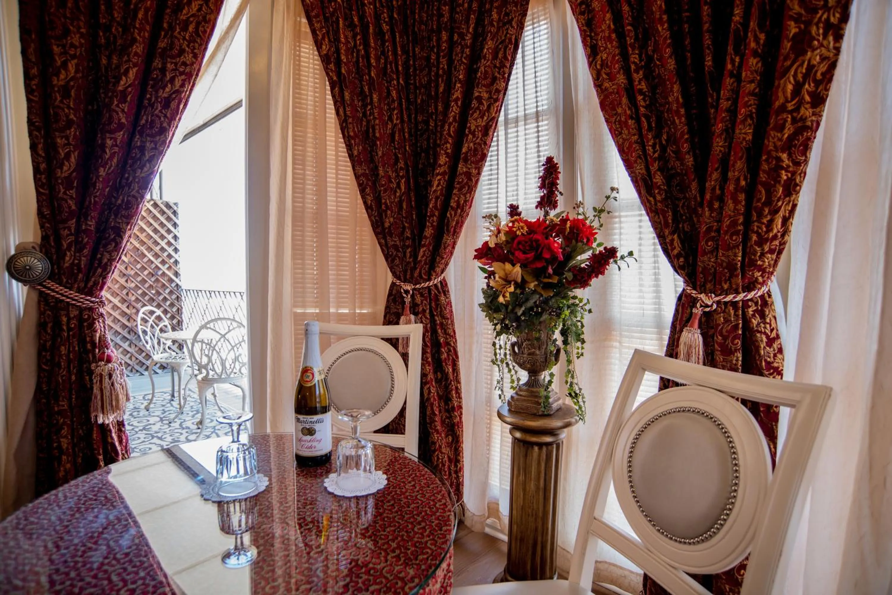 Seating area in The Anniversary Inn - Fifth South