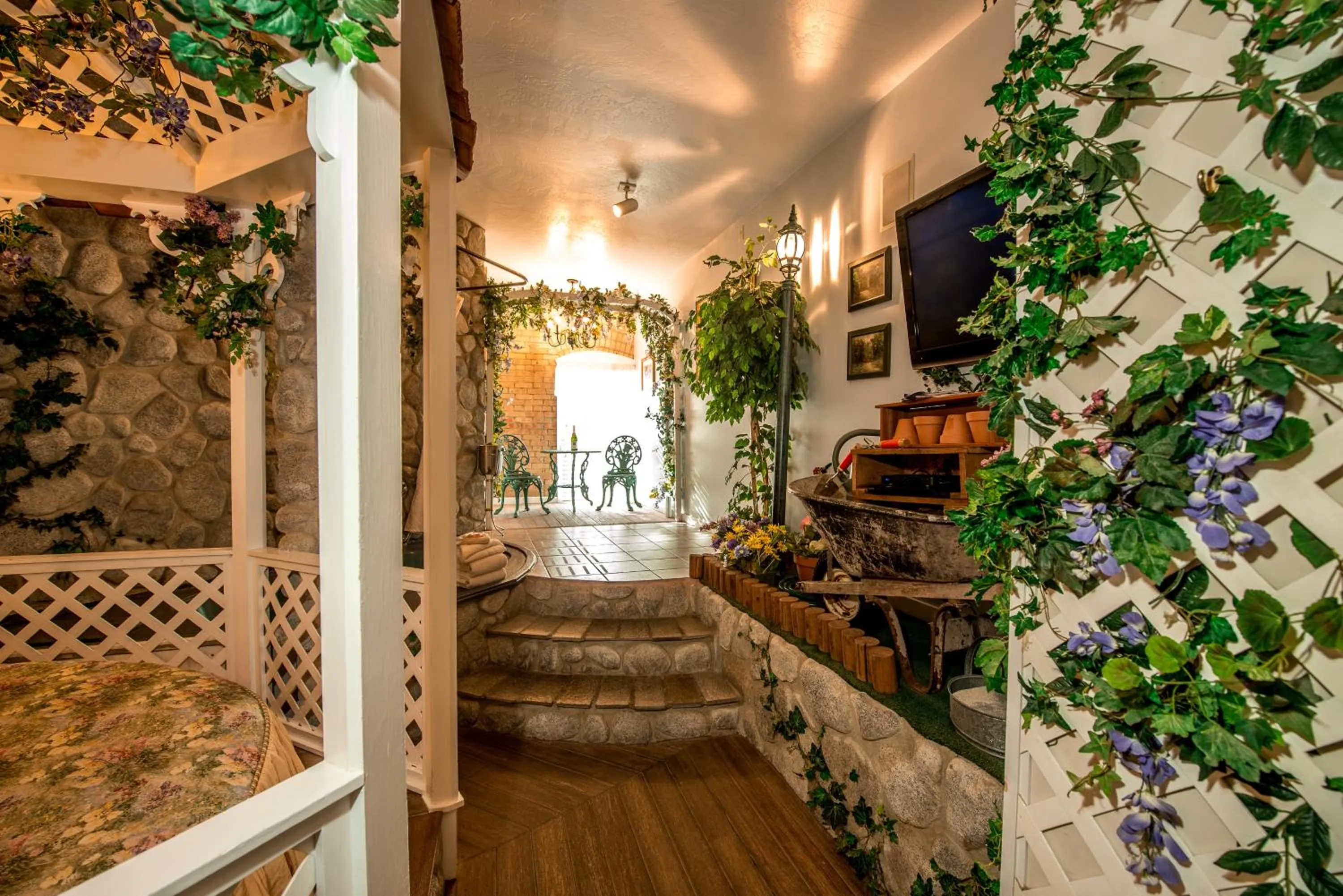 Photo of the whole room in The Anniversary Inn - Fifth South