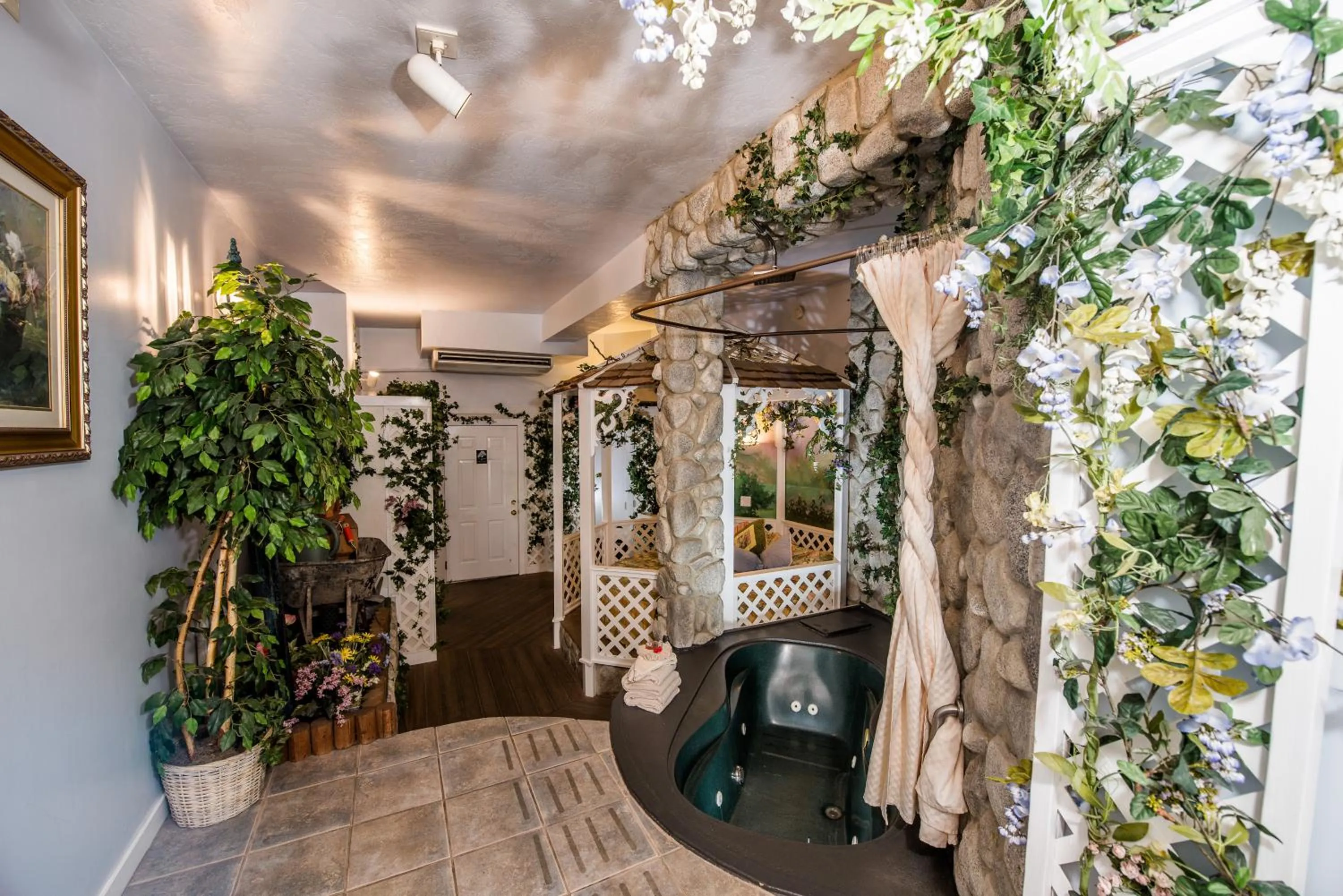 Photo of the whole room in The Anniversary Inn - Fifth South