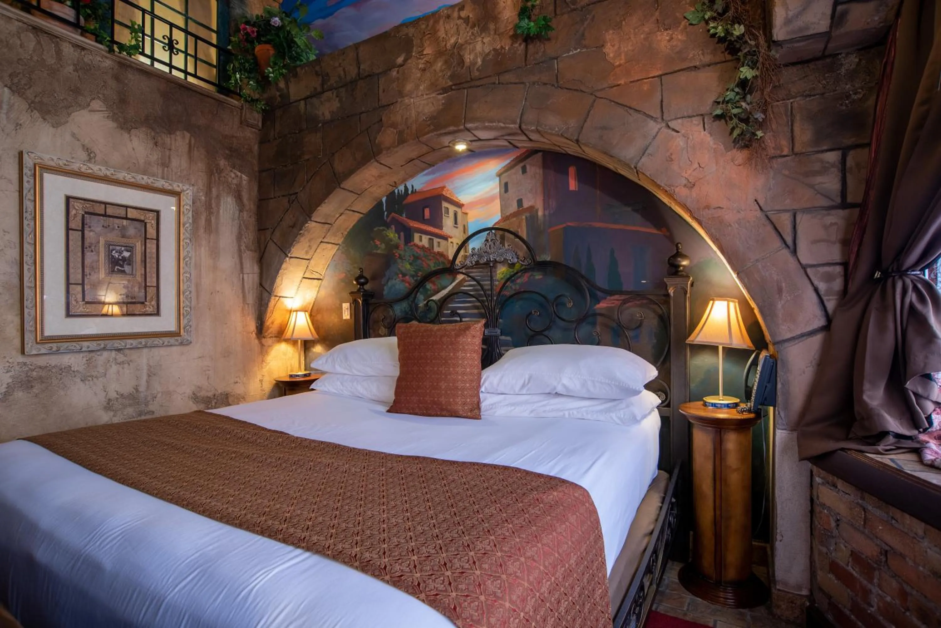 Bedroom, Bed in The Anniversary Inn - Fifth South