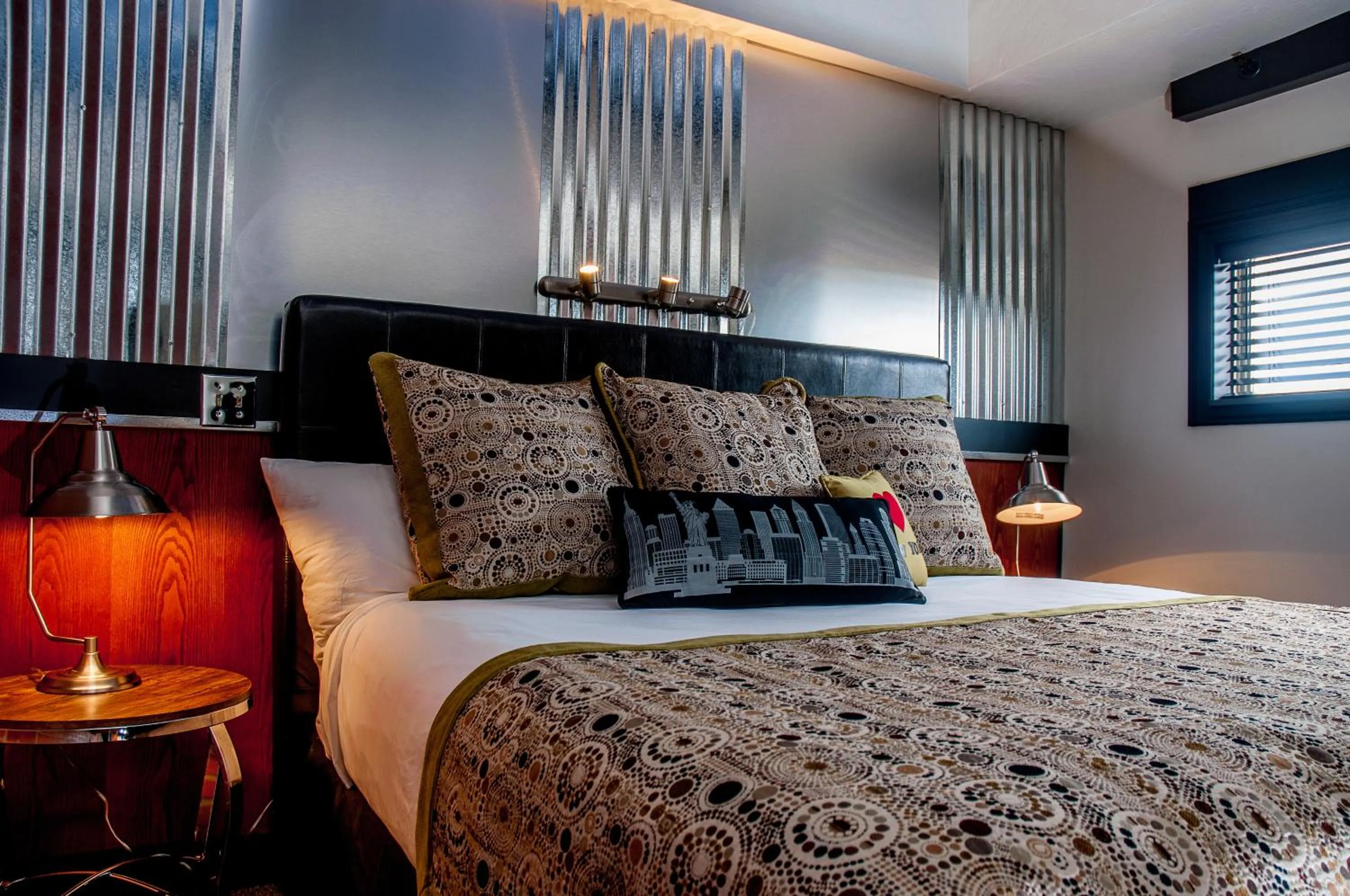 Bed in The Anniversary Inn - Fifth South