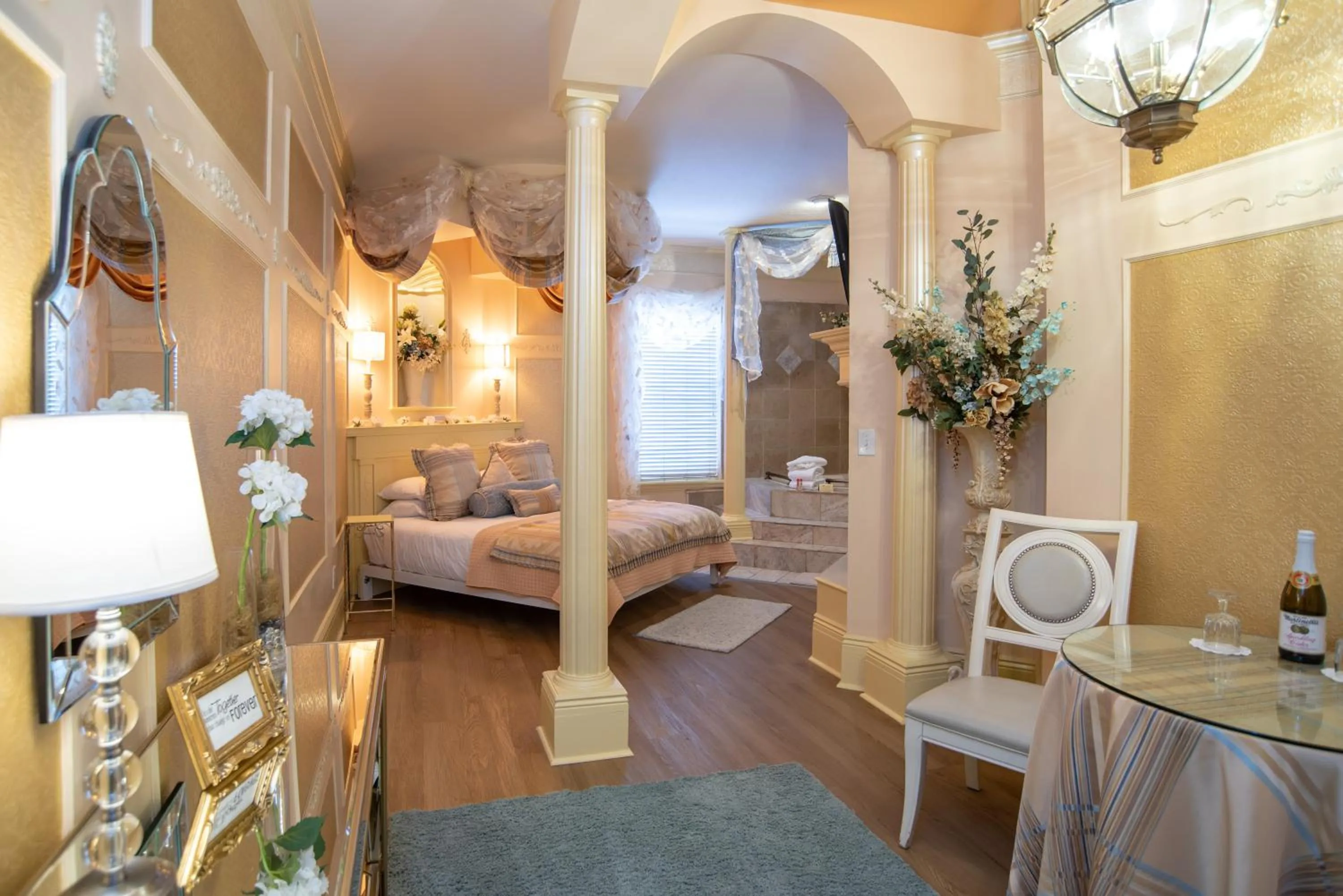 Photo of the whole room, Bed in The Anniversary Inn - Fifth South