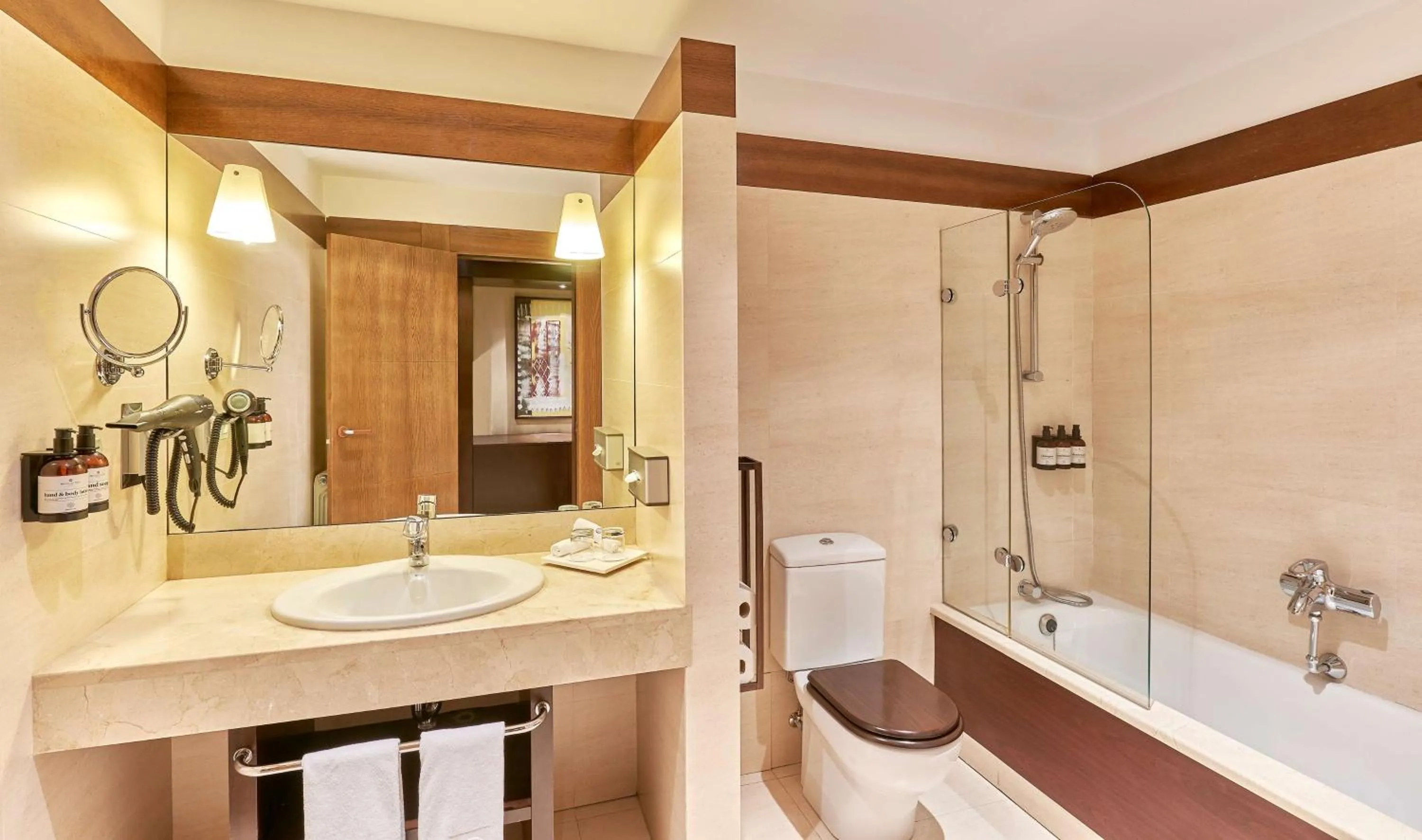 Bathroom in NH Collection Palacio de Burgos