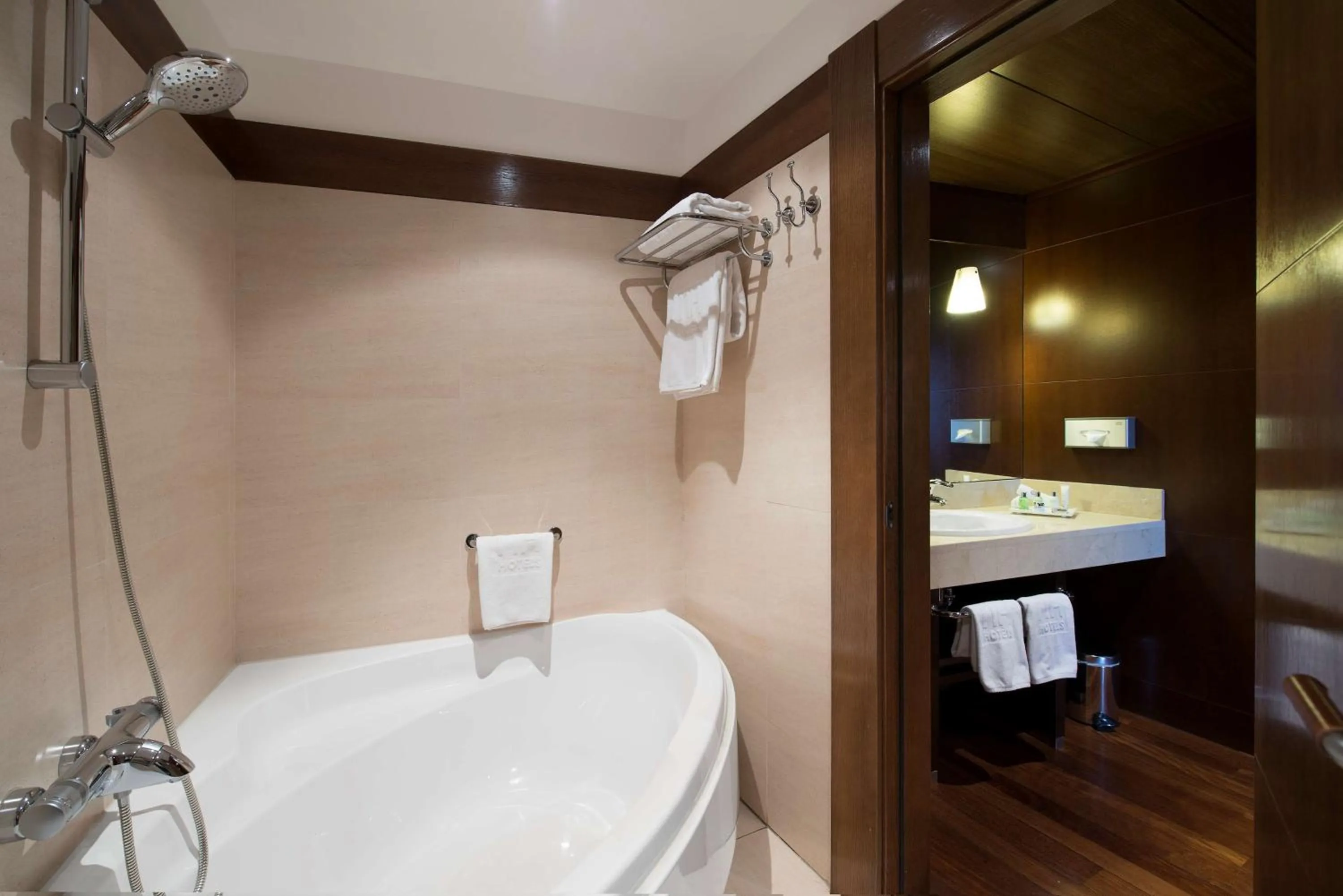 Bathroom in NH Collection Palacio de Burgos