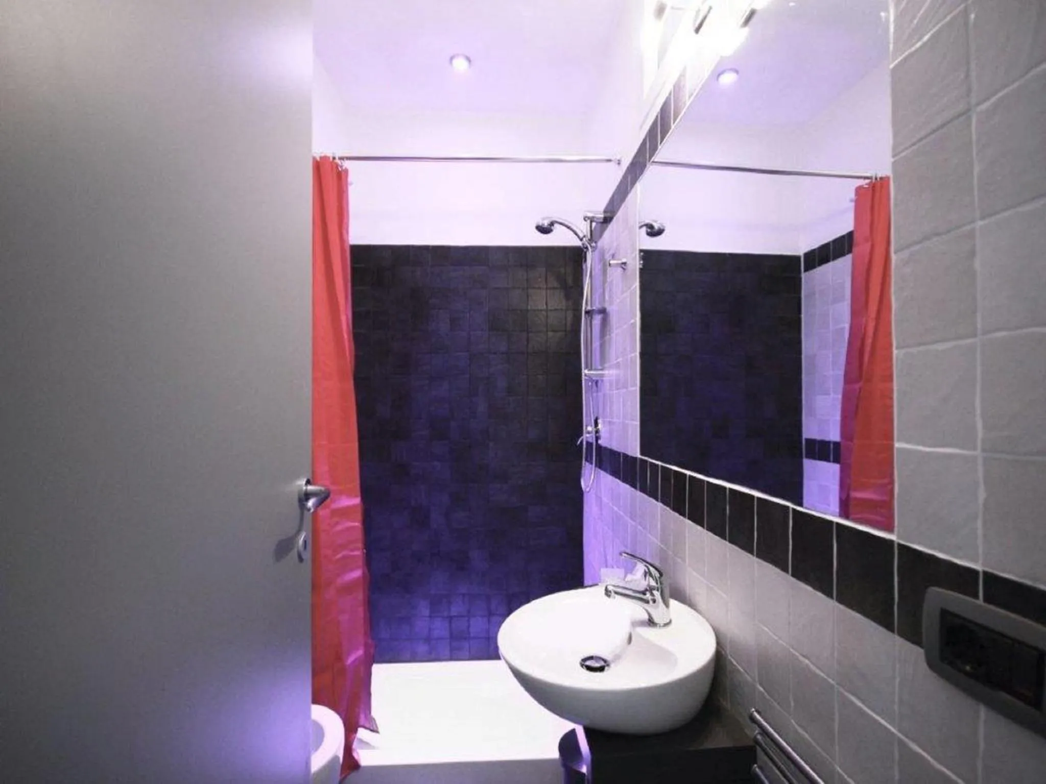 Bathroom in Affittacamere Tiburstation