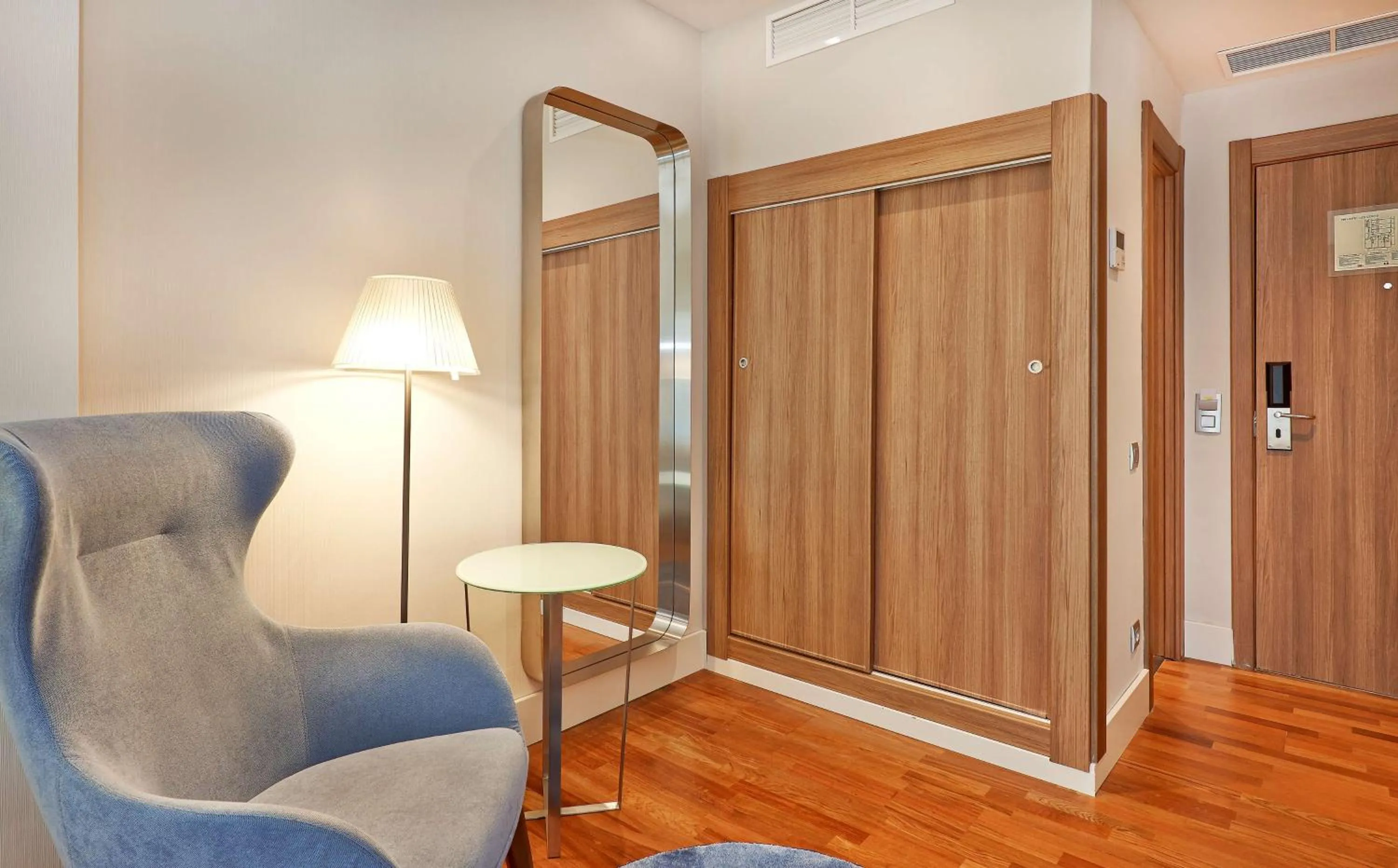 Photo of the whole room in NH Barcelona Les Corts