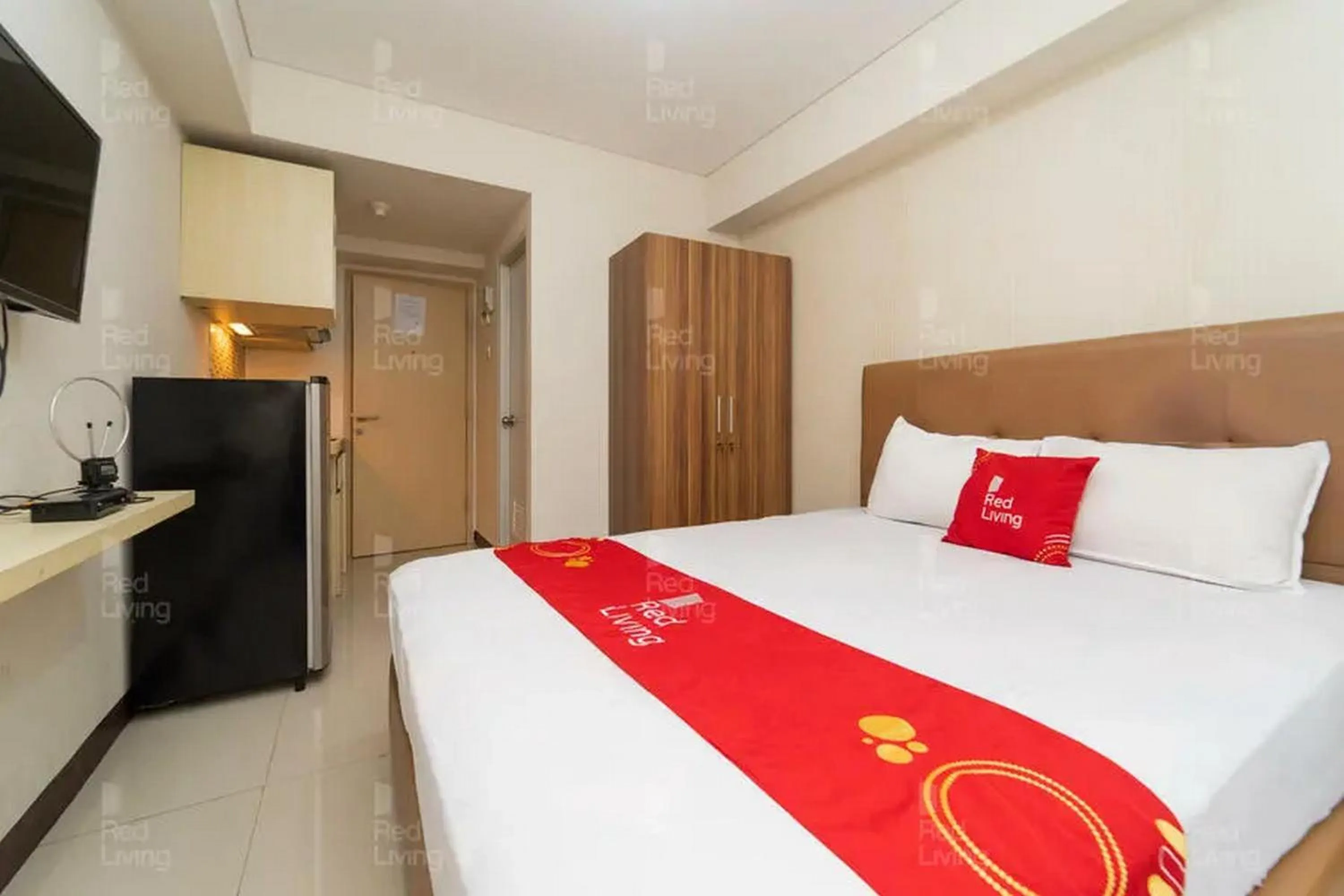 Bedroom, Bed in RedLiving Apartemen 19 Avenue - Amanah Room