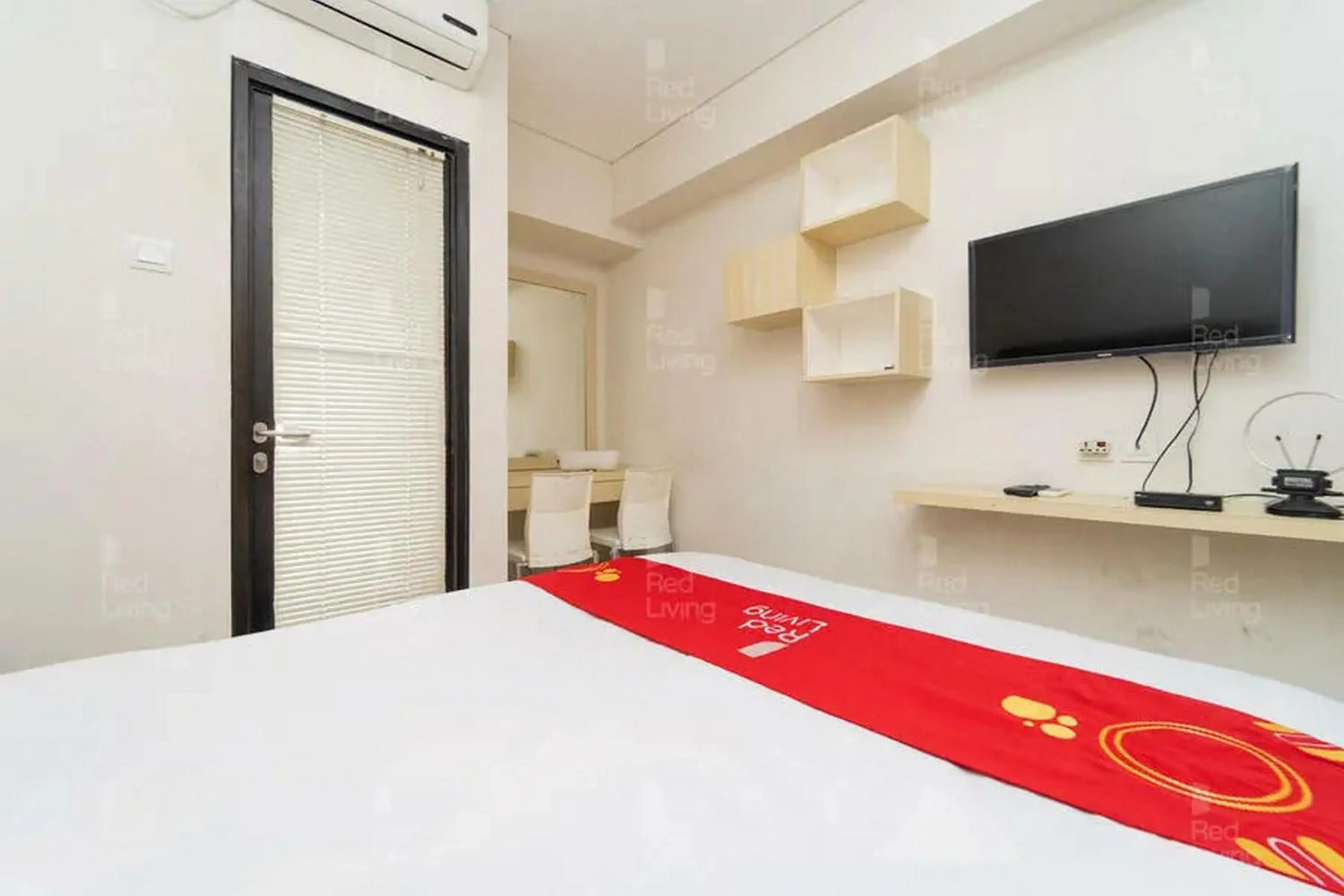 Bedroom, Bed in RedLiving Apartemen 19 Avenue - Amanah Room
