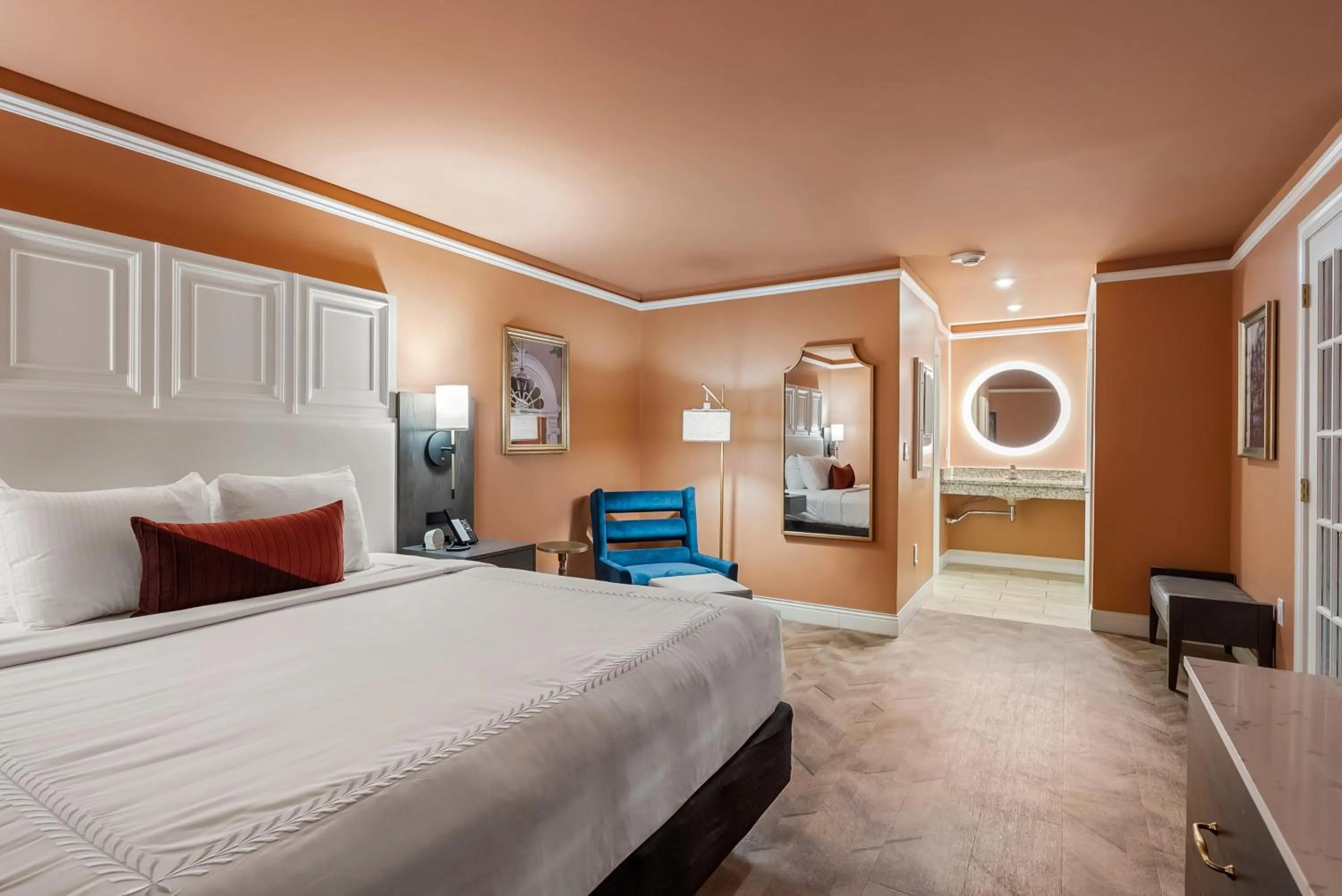 Photo of the whole room, Bed in The Inn at Lewisburg, BW Signature Collection