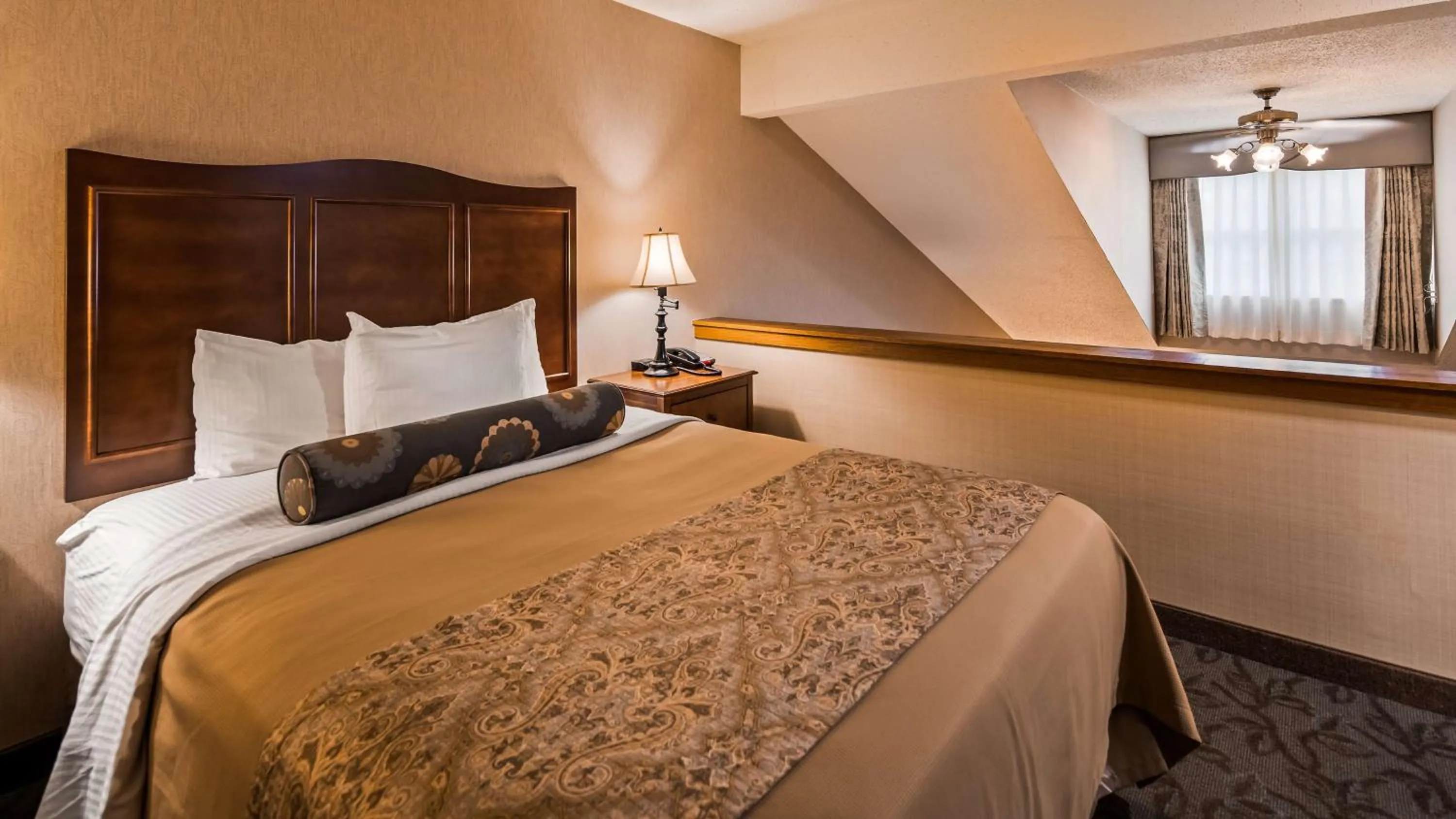 Photo of the whole room, Bed in The Inn at Lewisburg, BW Signature Collection