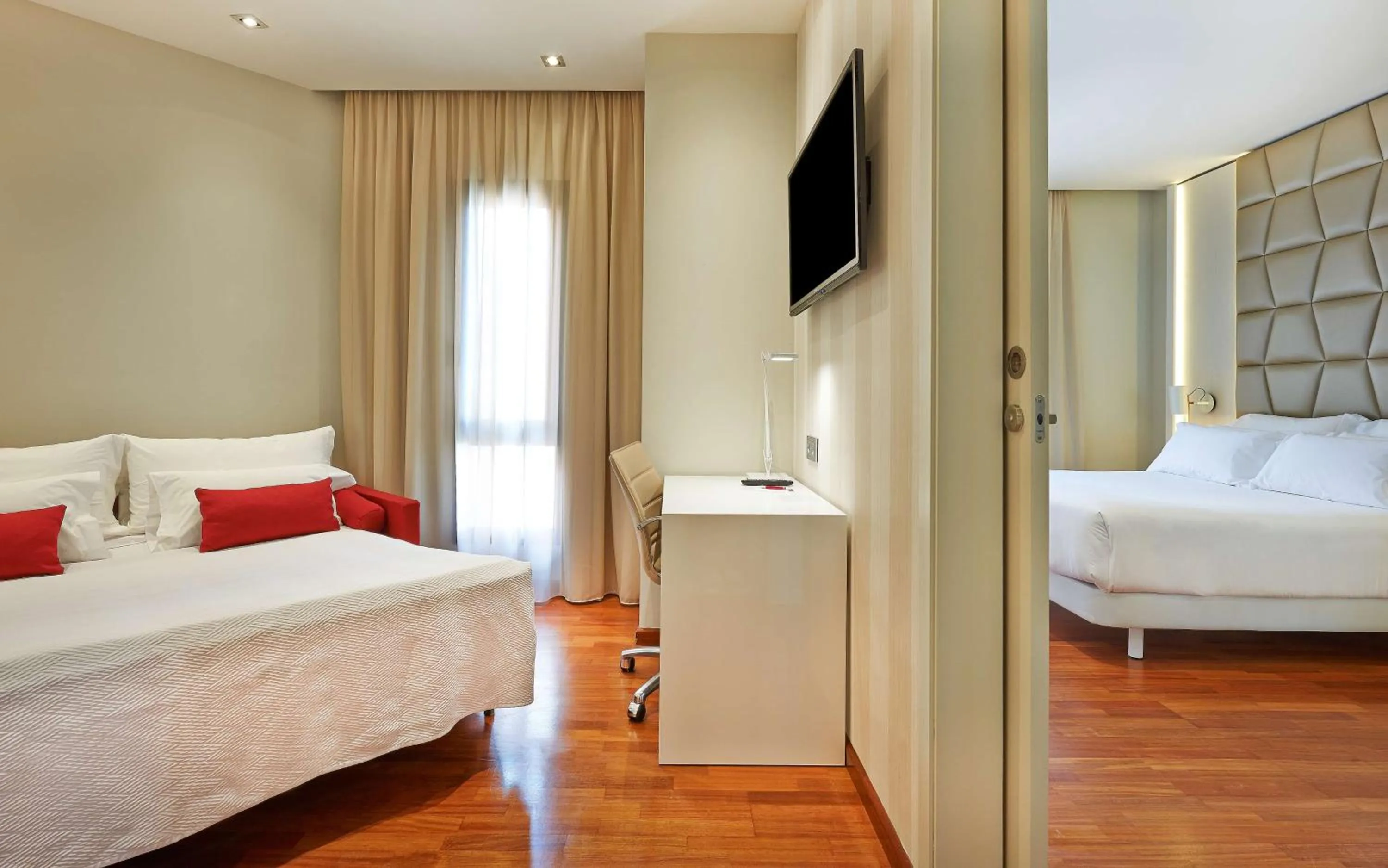 Photo of the whole room, Bed in NH Collection Barcelona Podium