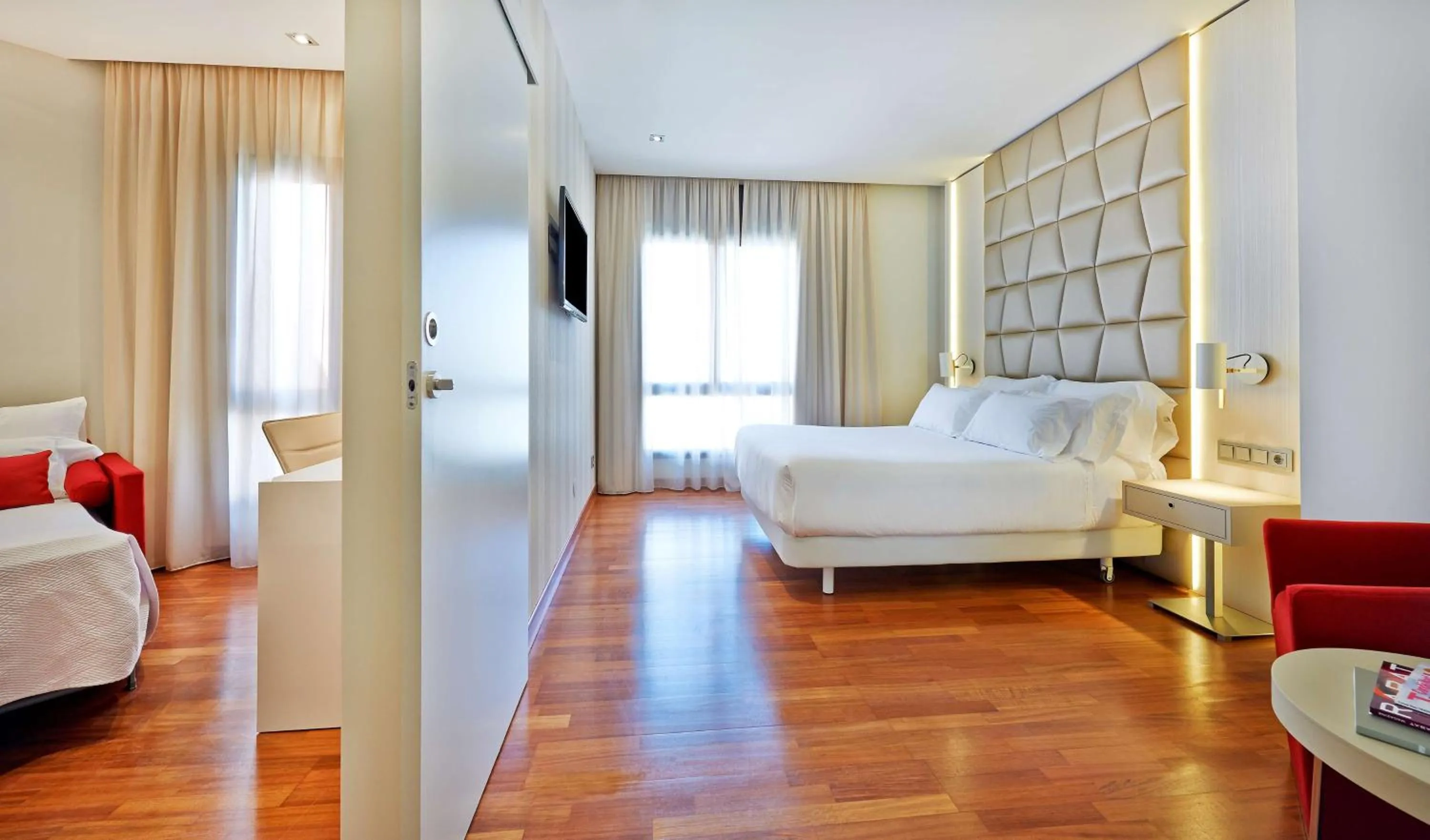 Photo of the whole room, Bed in NH Collection Barcelona Podium