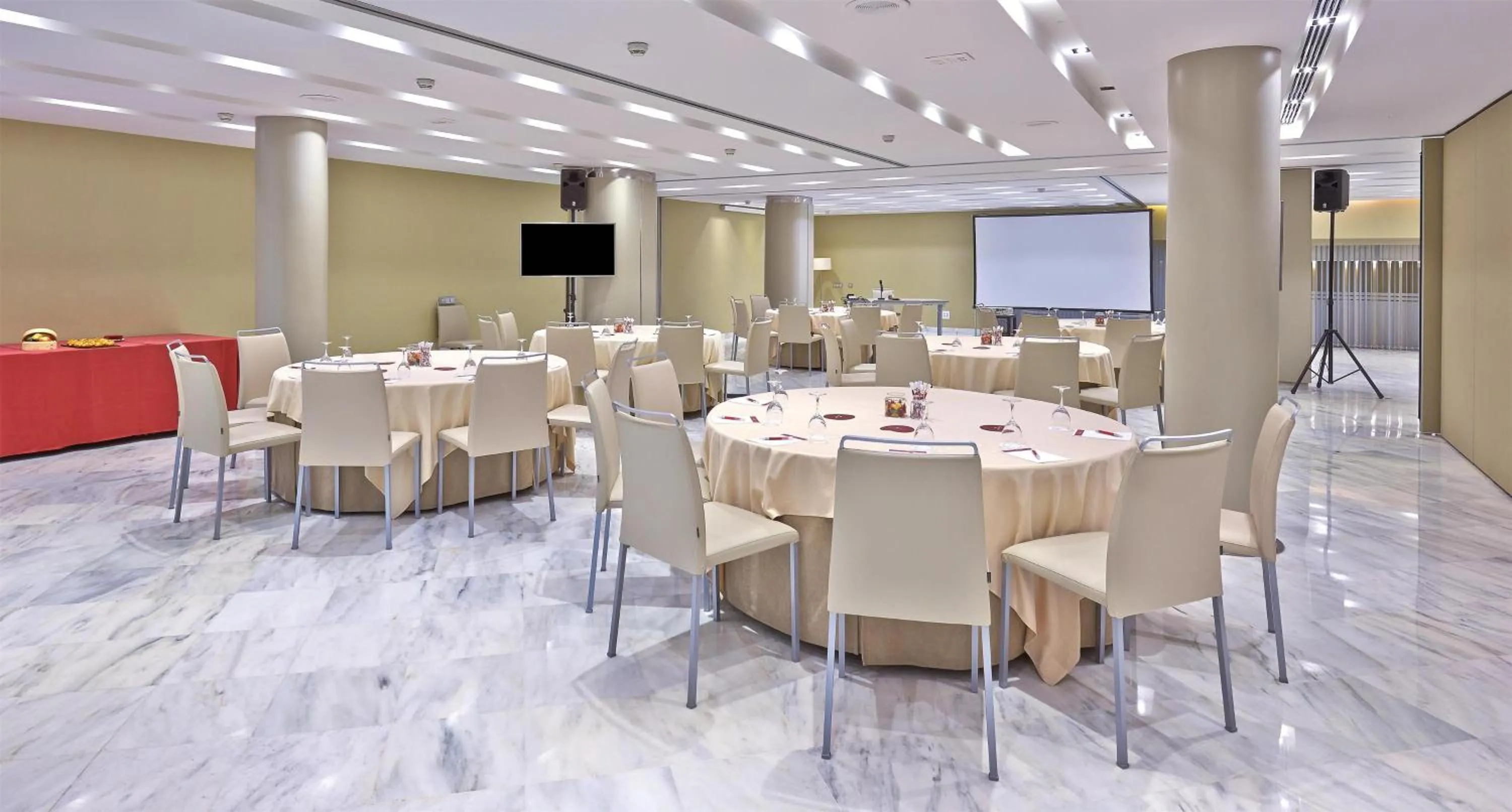 Lounge or bar in NH Collection Barcelona Podium