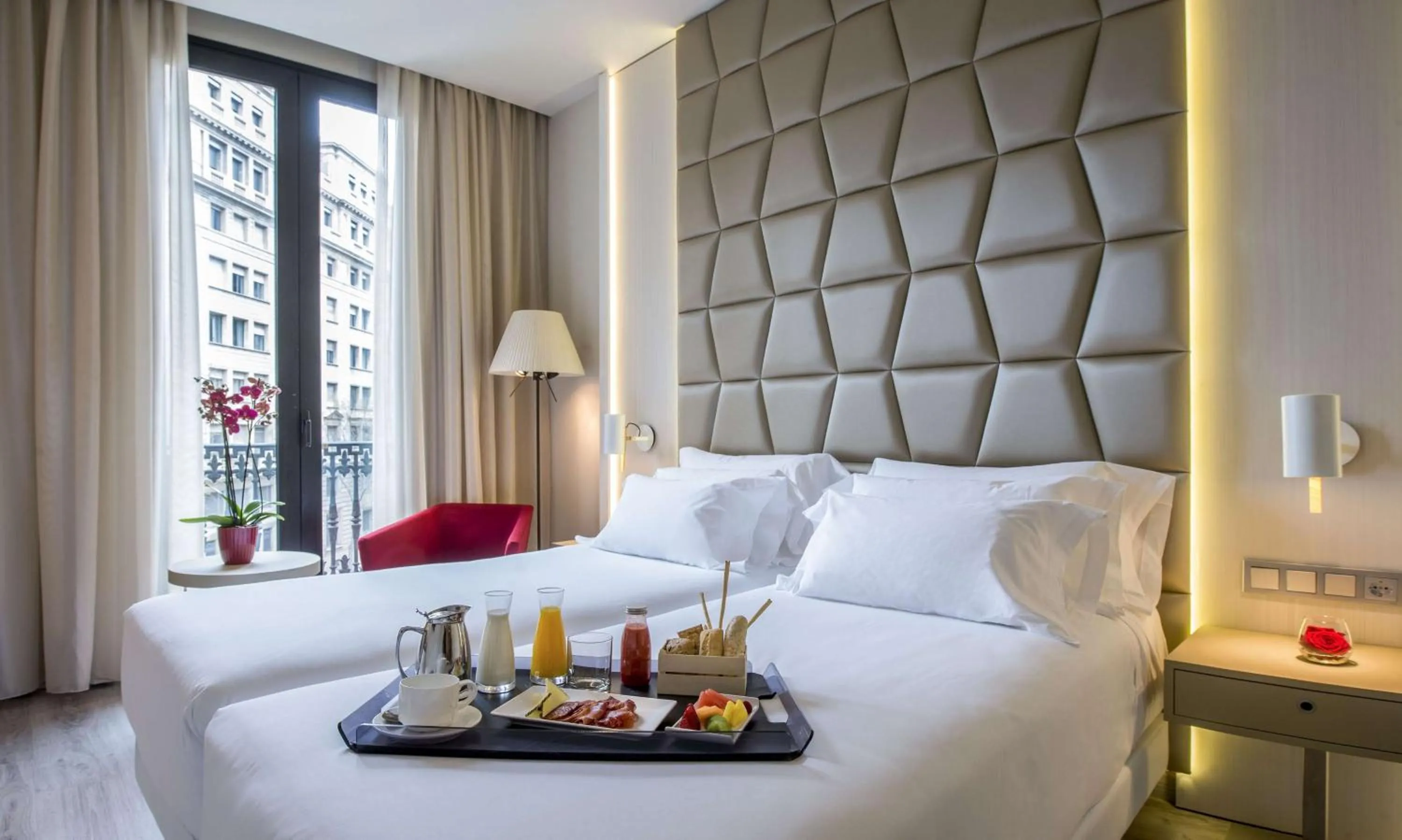 Photo of the whole room, Bed in NH Collection Barcelona Podium