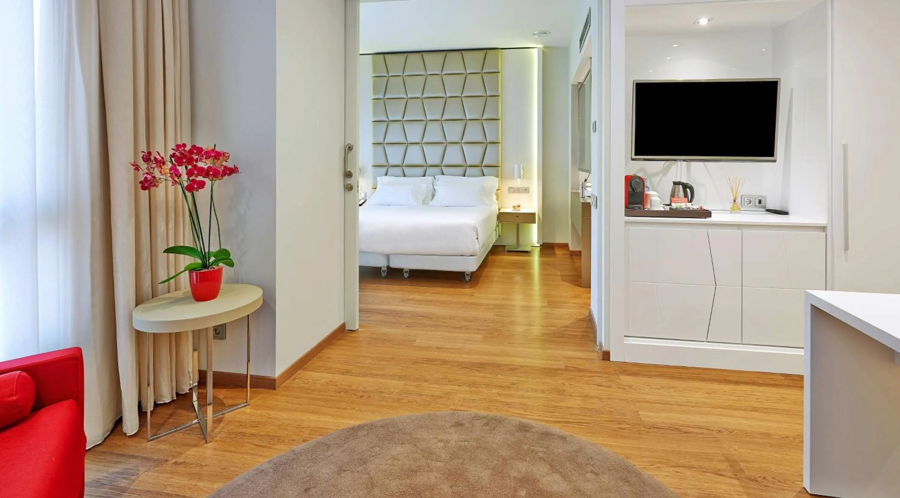 Photo of the whole room, Bed in NH Collection Barcelona Podium