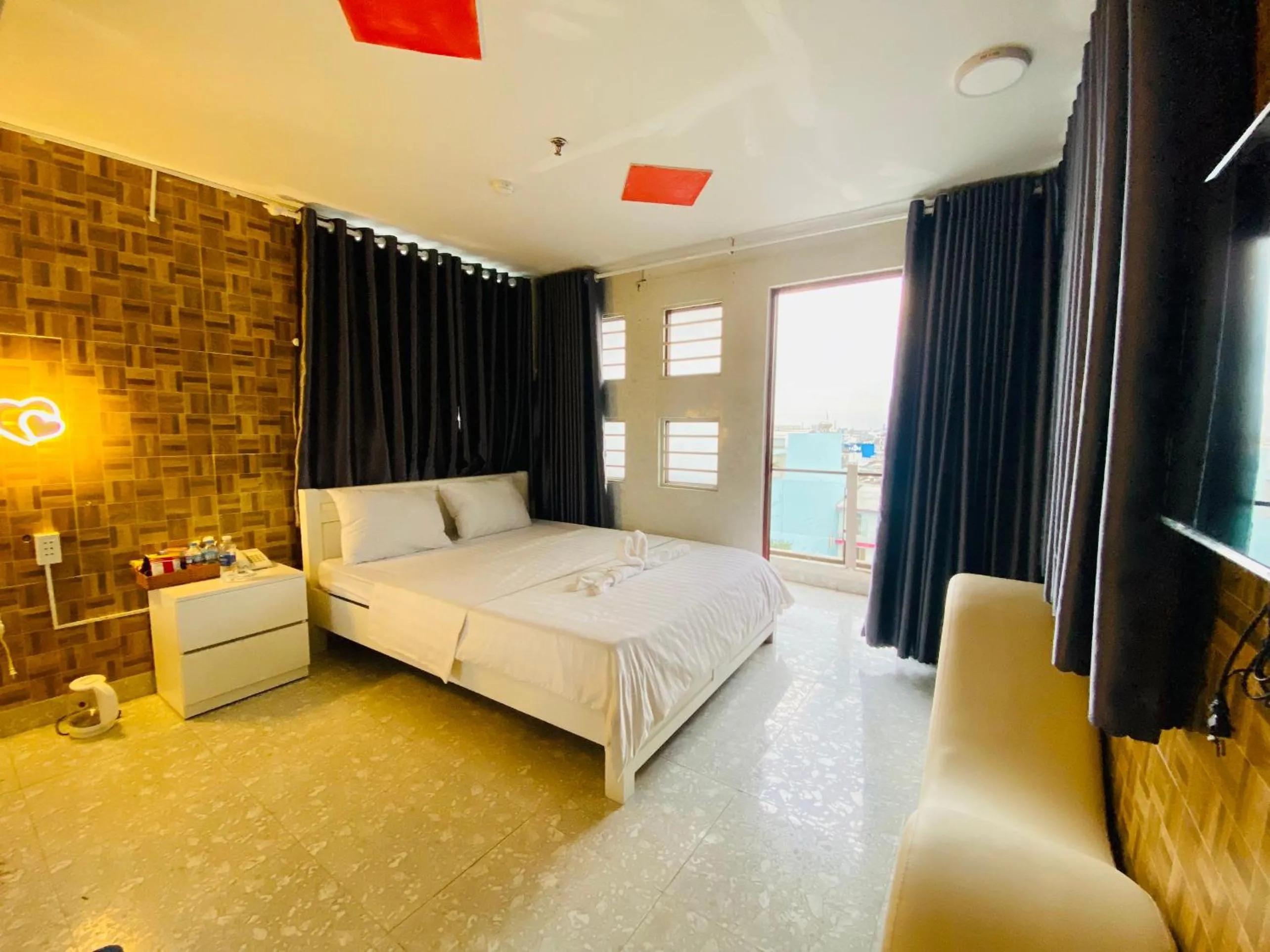 Photo of the whole room, Bed in Jewel Hotel