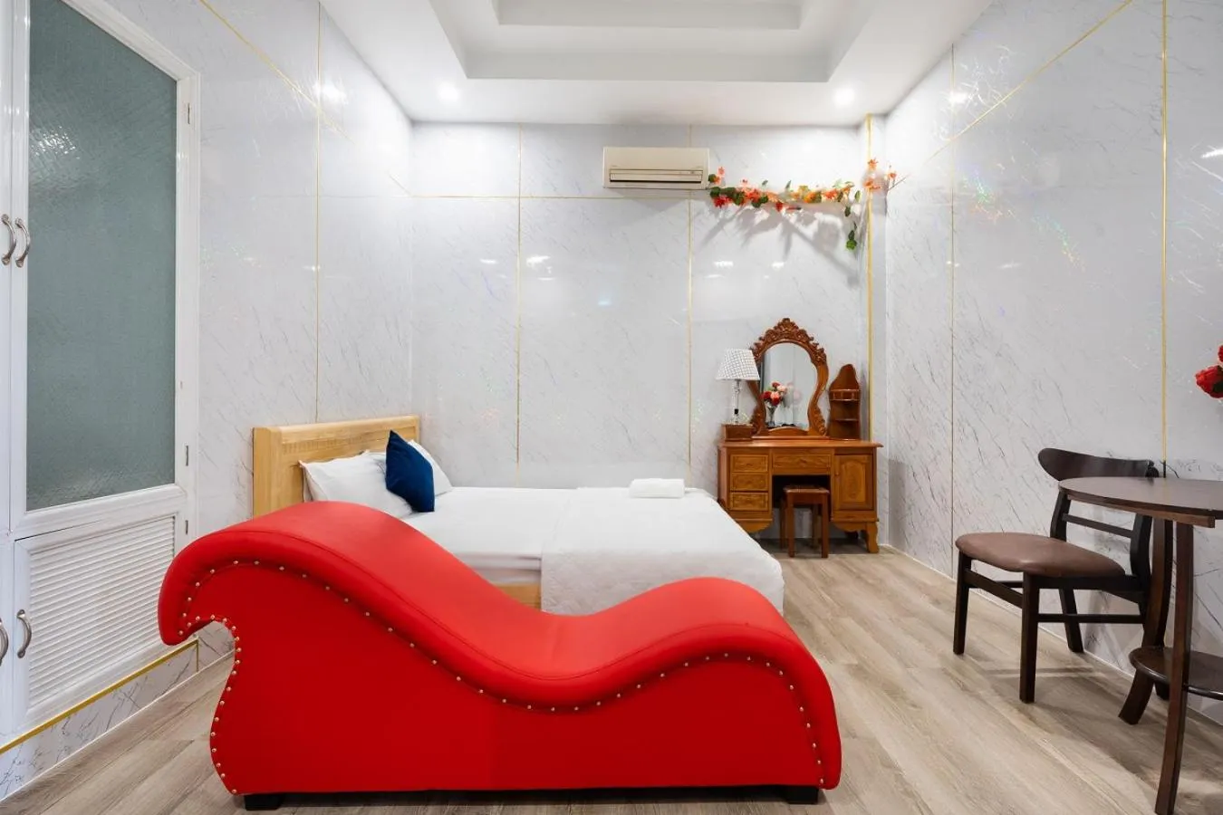 Photo of the whole room, Bed in Khách Sạn Tràng An
