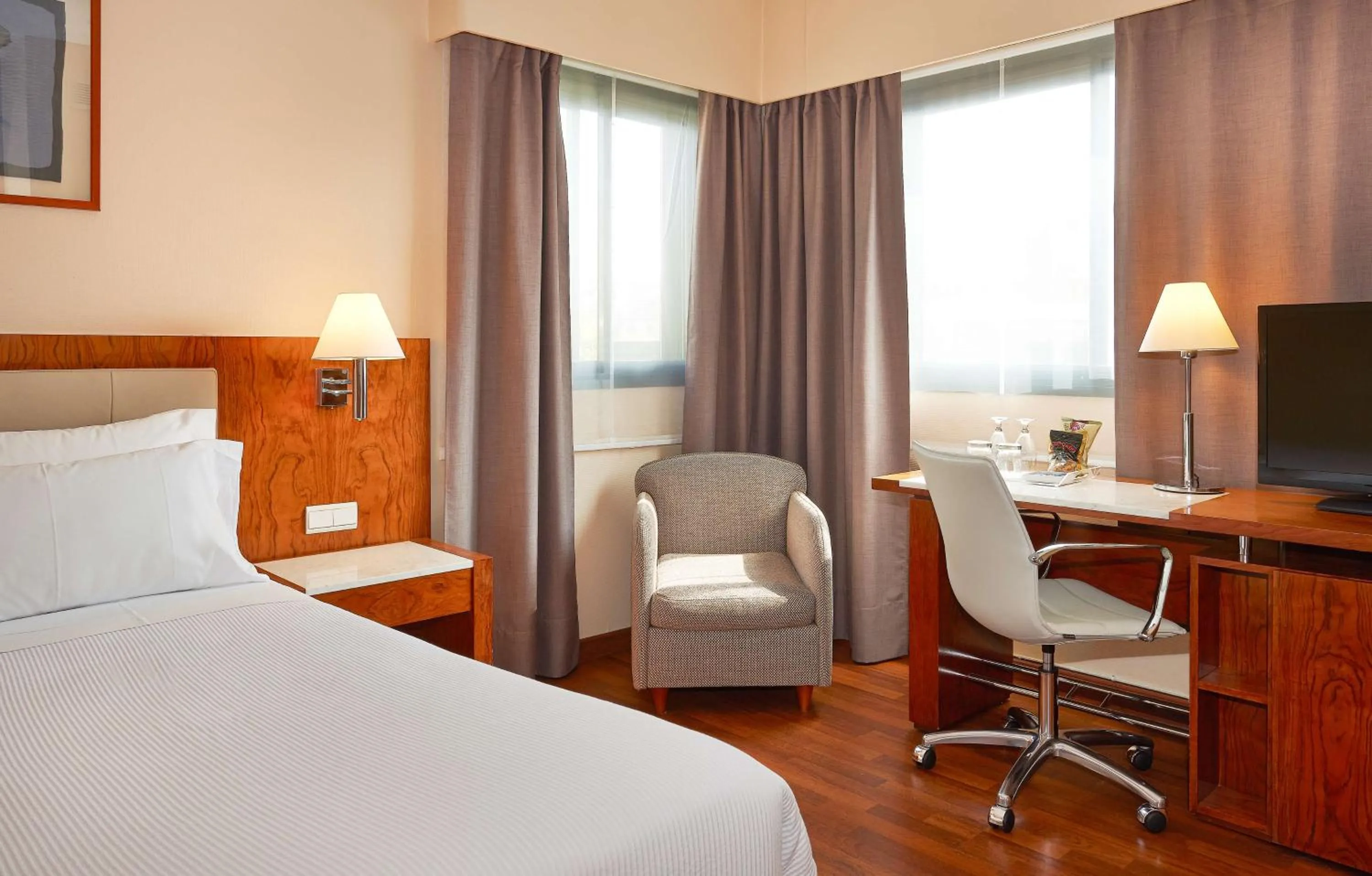 Photo of the whole room, Bed in NH Barcelona Entenza