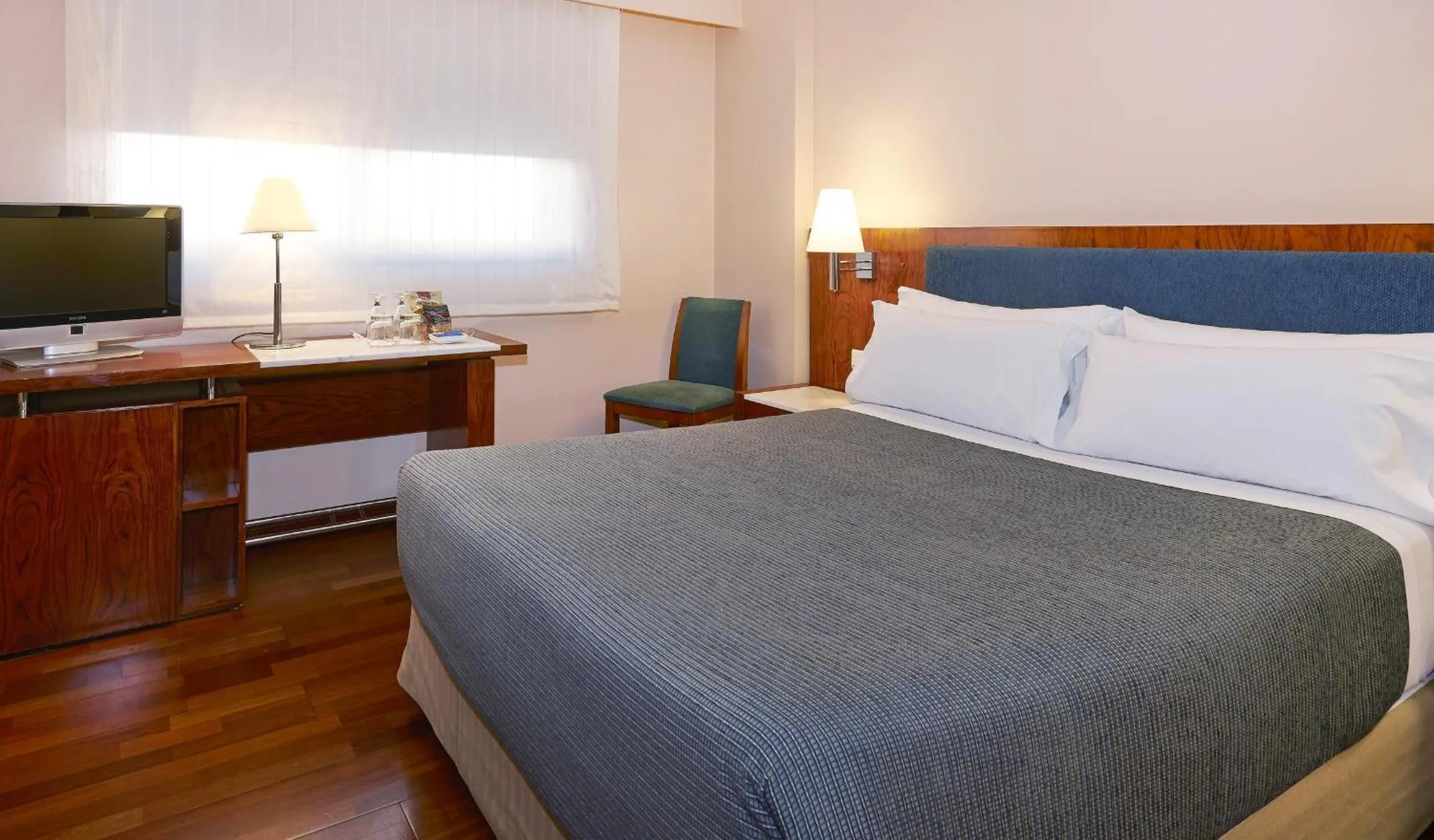 Photo of the whole room, Bed in NH Barcelona Entenza