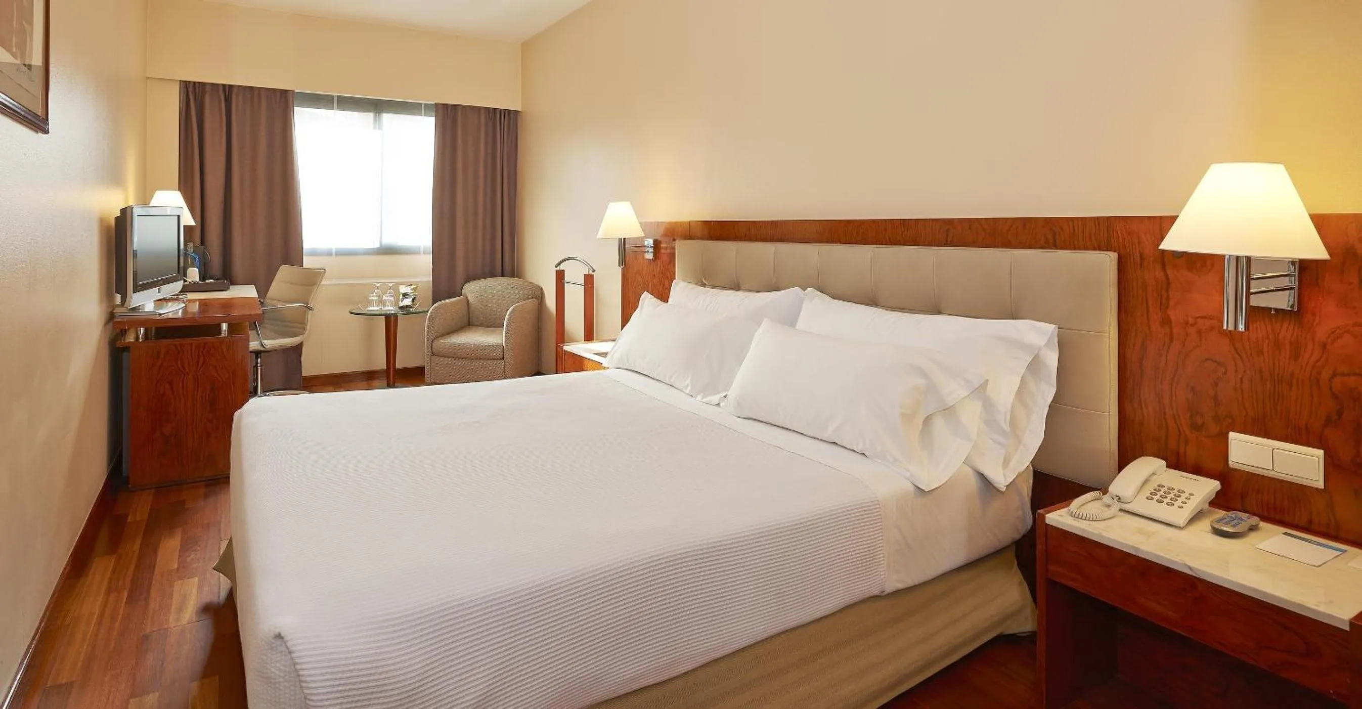 Photo of the whole room, Bed in NH Barcelona Entenza