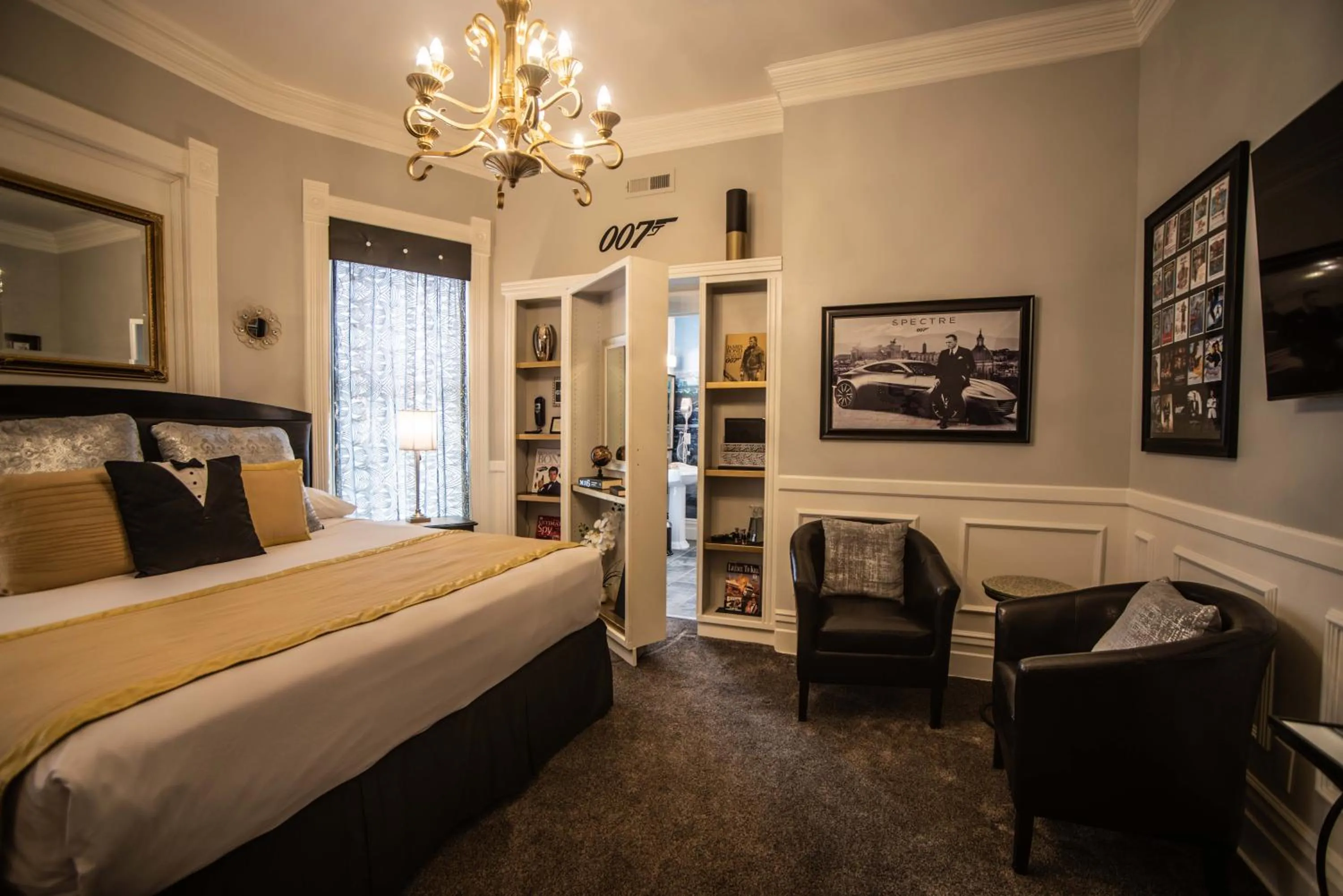 Bedroom, Bed in The Anniversary Inn - South Temple