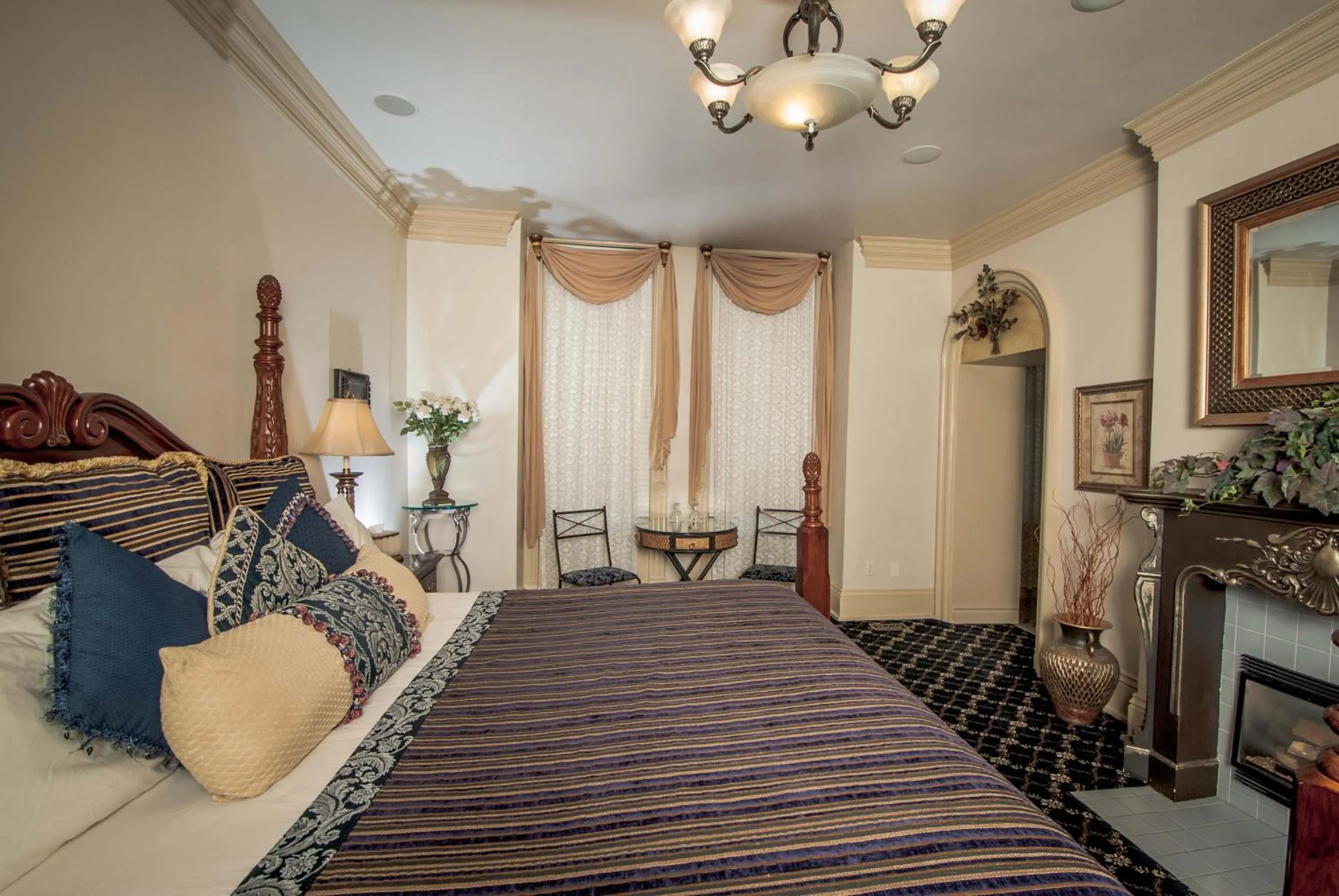 Bedroom, Bed in The Anniversary Inn - South Temple