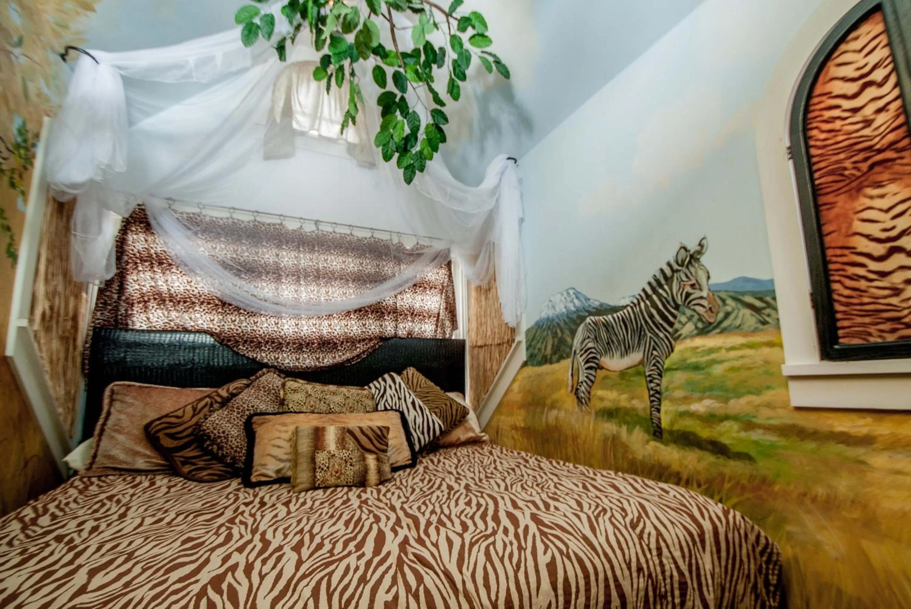 Bedroom, Bed in The Anniversary Inn - South Temple