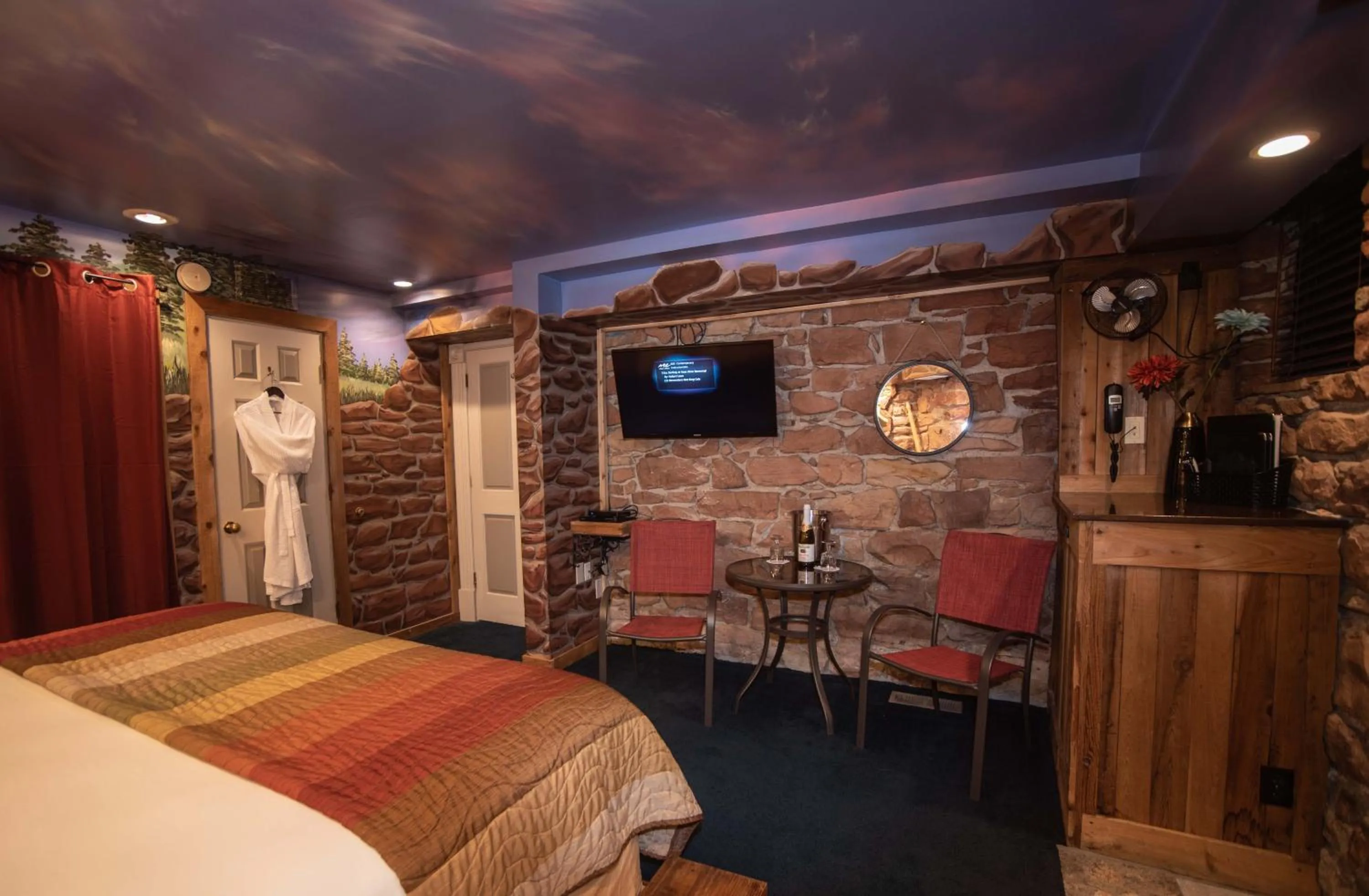 Bedroom, Bed in The Anniversary Inn - South Temple