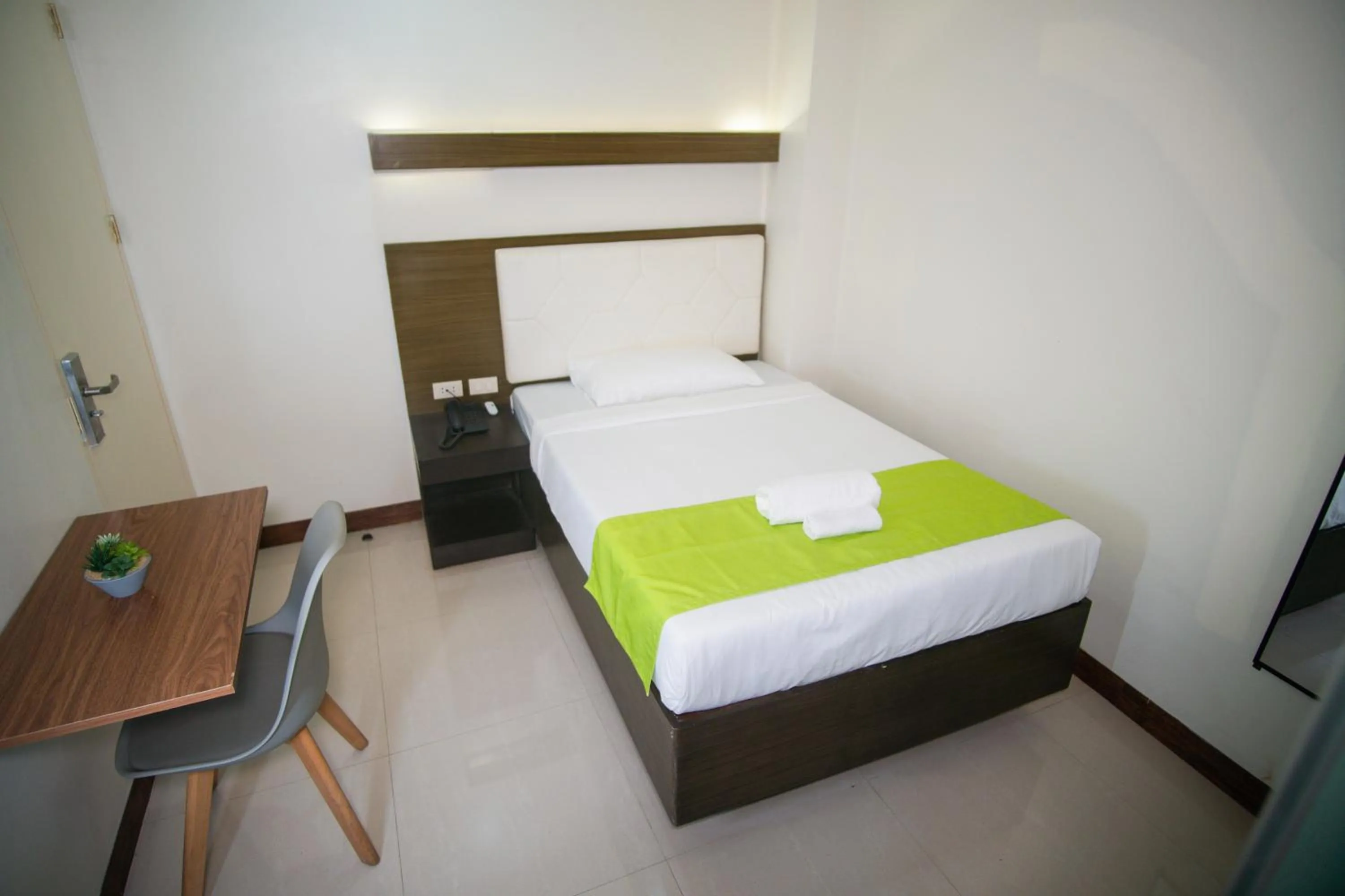 Bedroom, Bed in Benrose Hotel