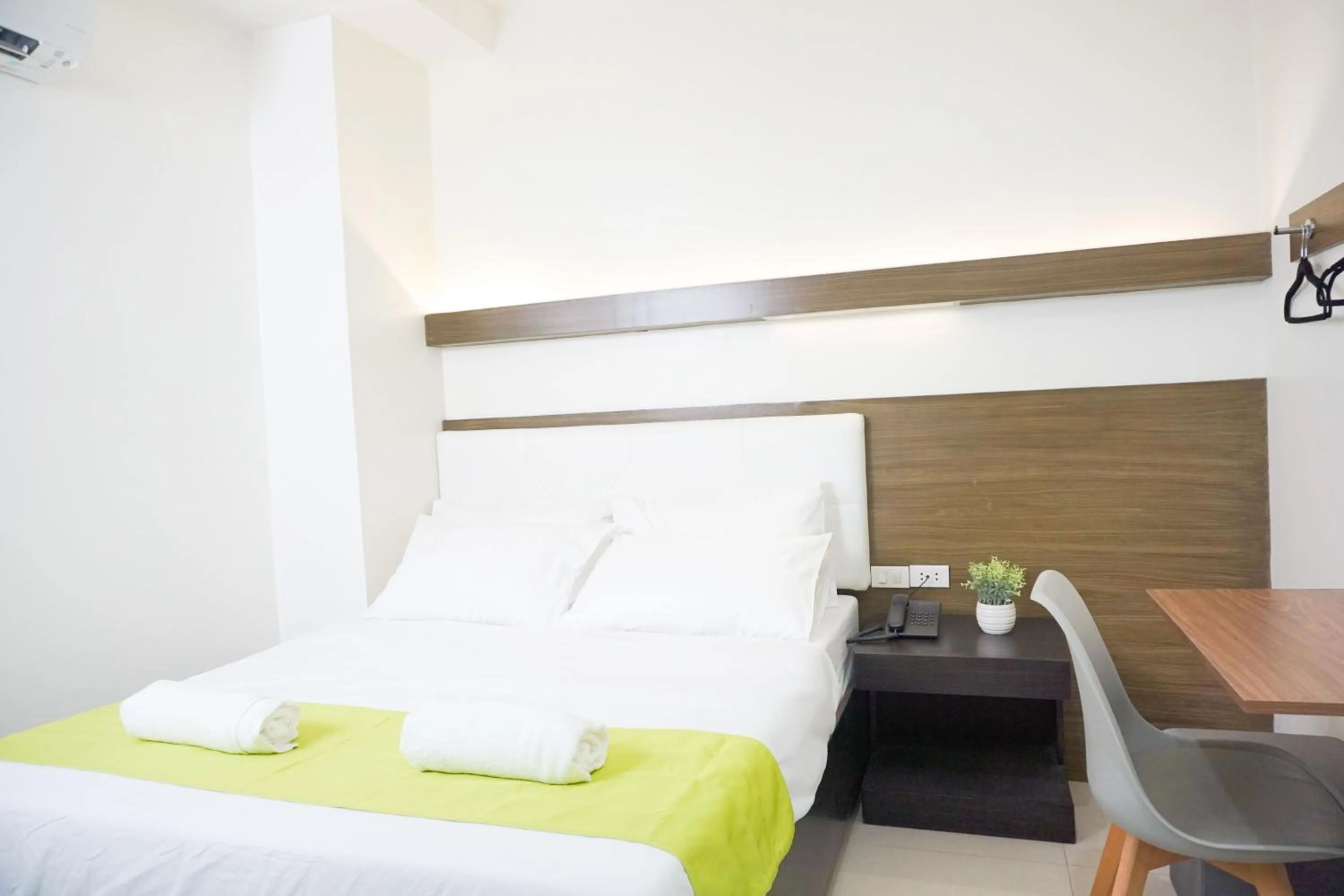 Bedroom, Bed in Benrose Hotel