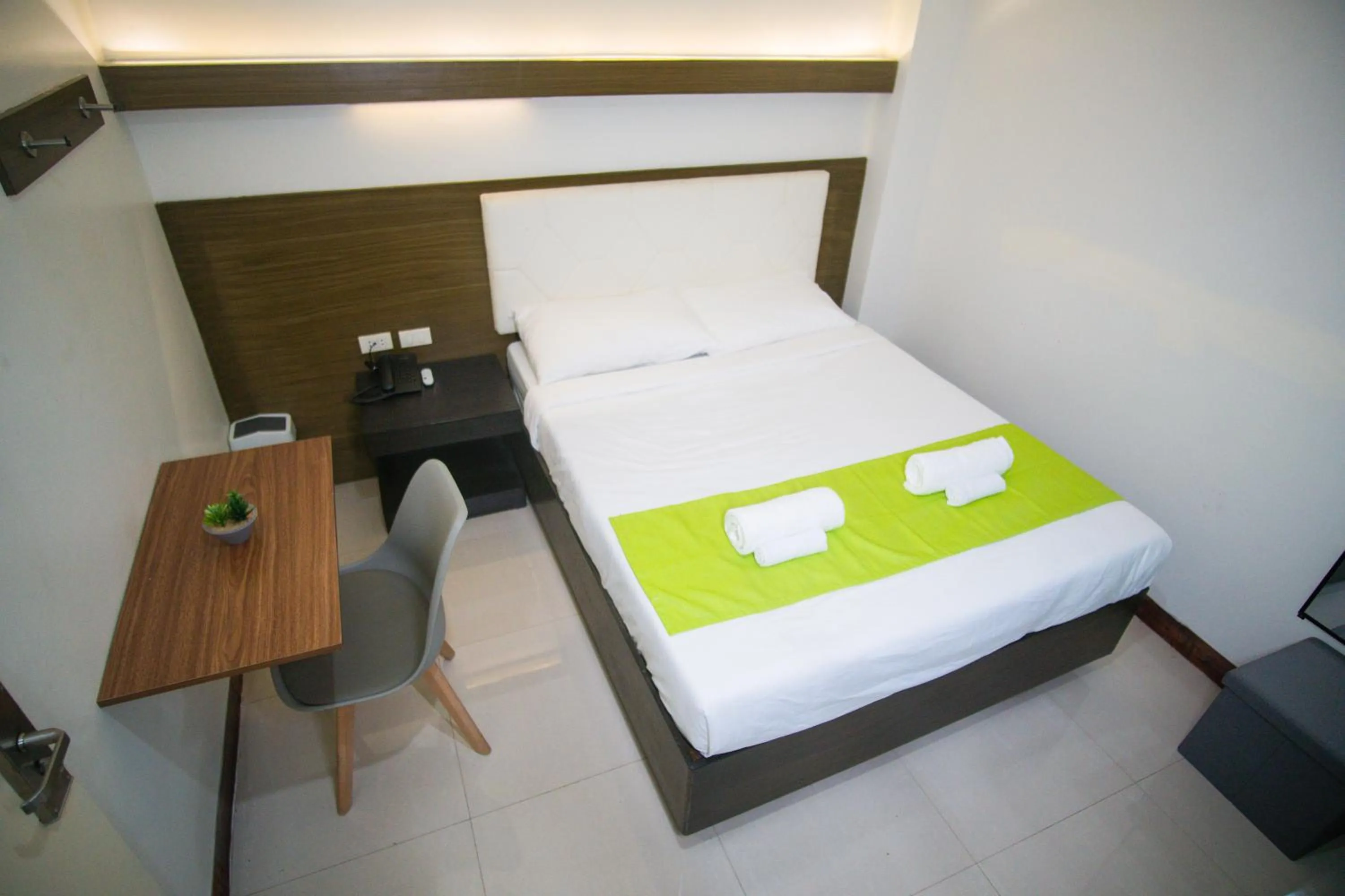 Bedroom, Bed in Benrose Hotel