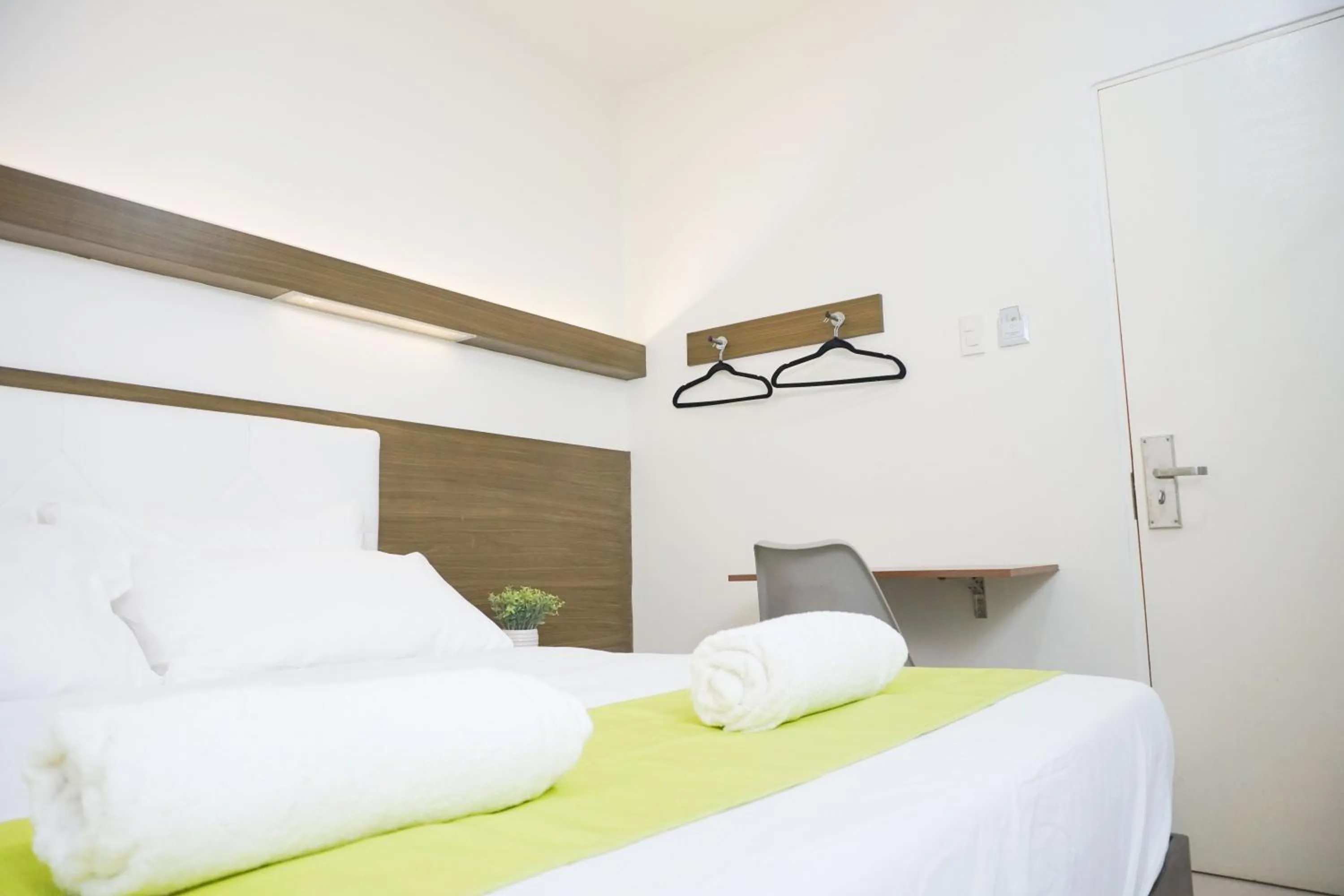 Bedroom, Bed in Benrose Hotel